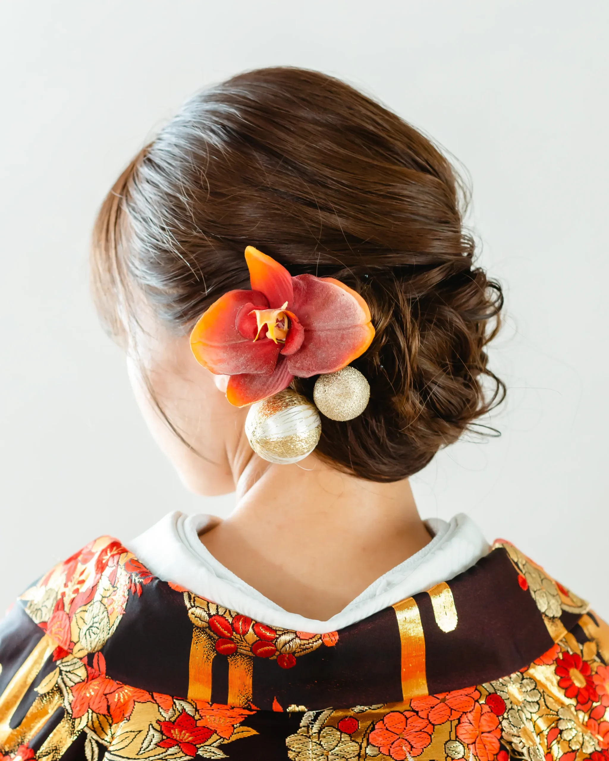 和装に合わせたサイドフラワーとゴールドアクセントのヘアアレンジ