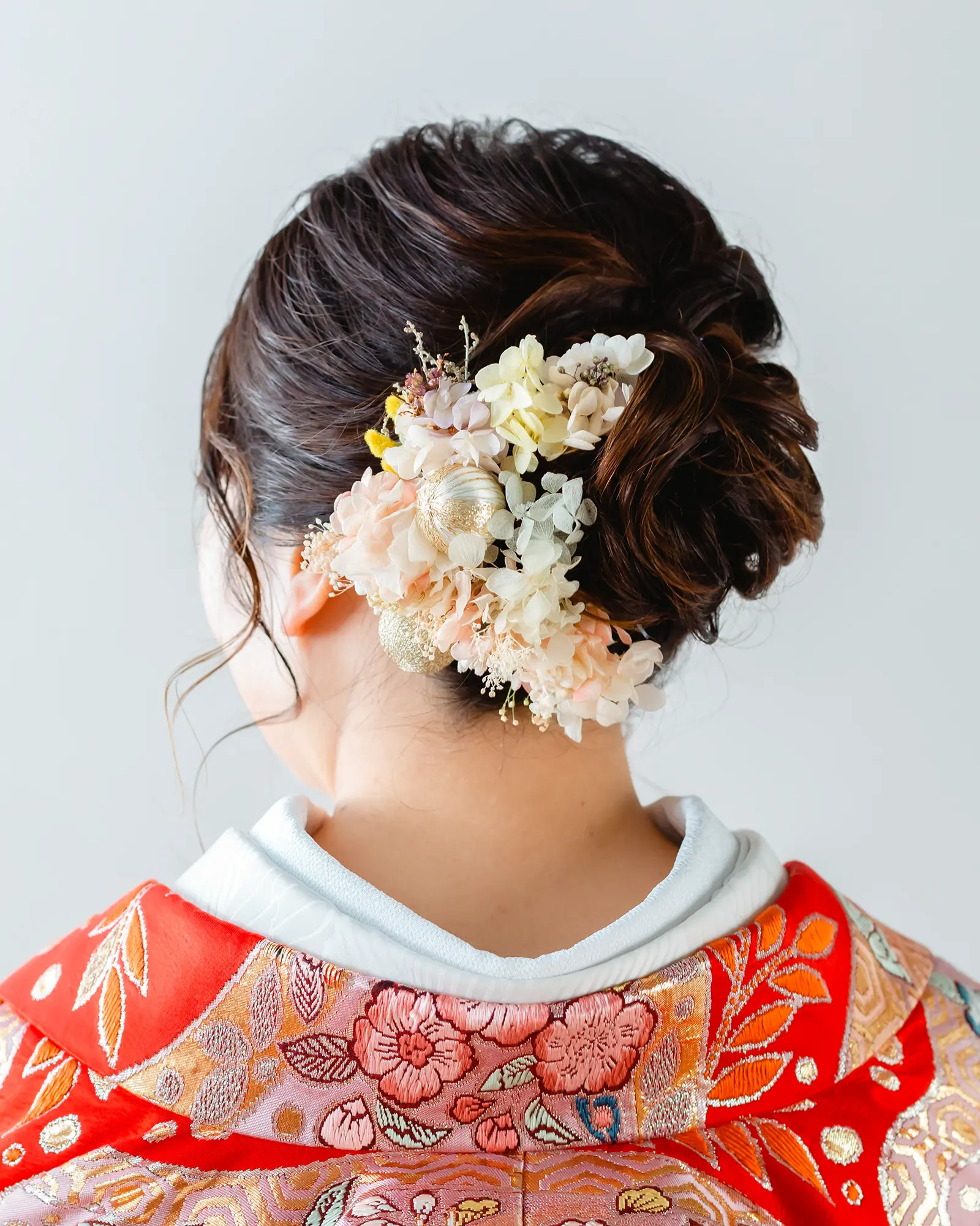 和装に合わせたショートヘアと白い花飾りのヘアアレンジ