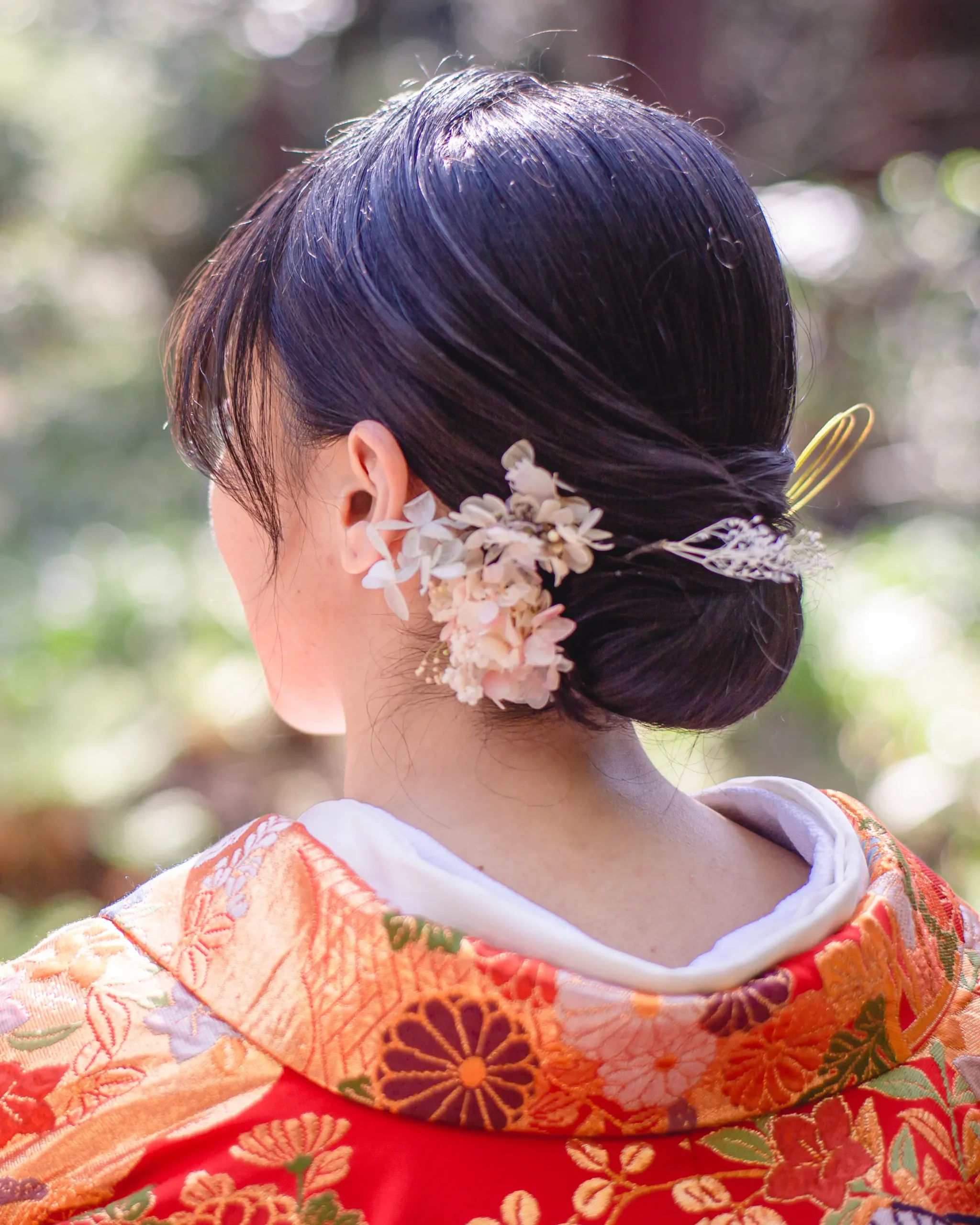 和装に合わせたすっきりアップスタイルとナチュラルな花飾りのヘアアレンジ