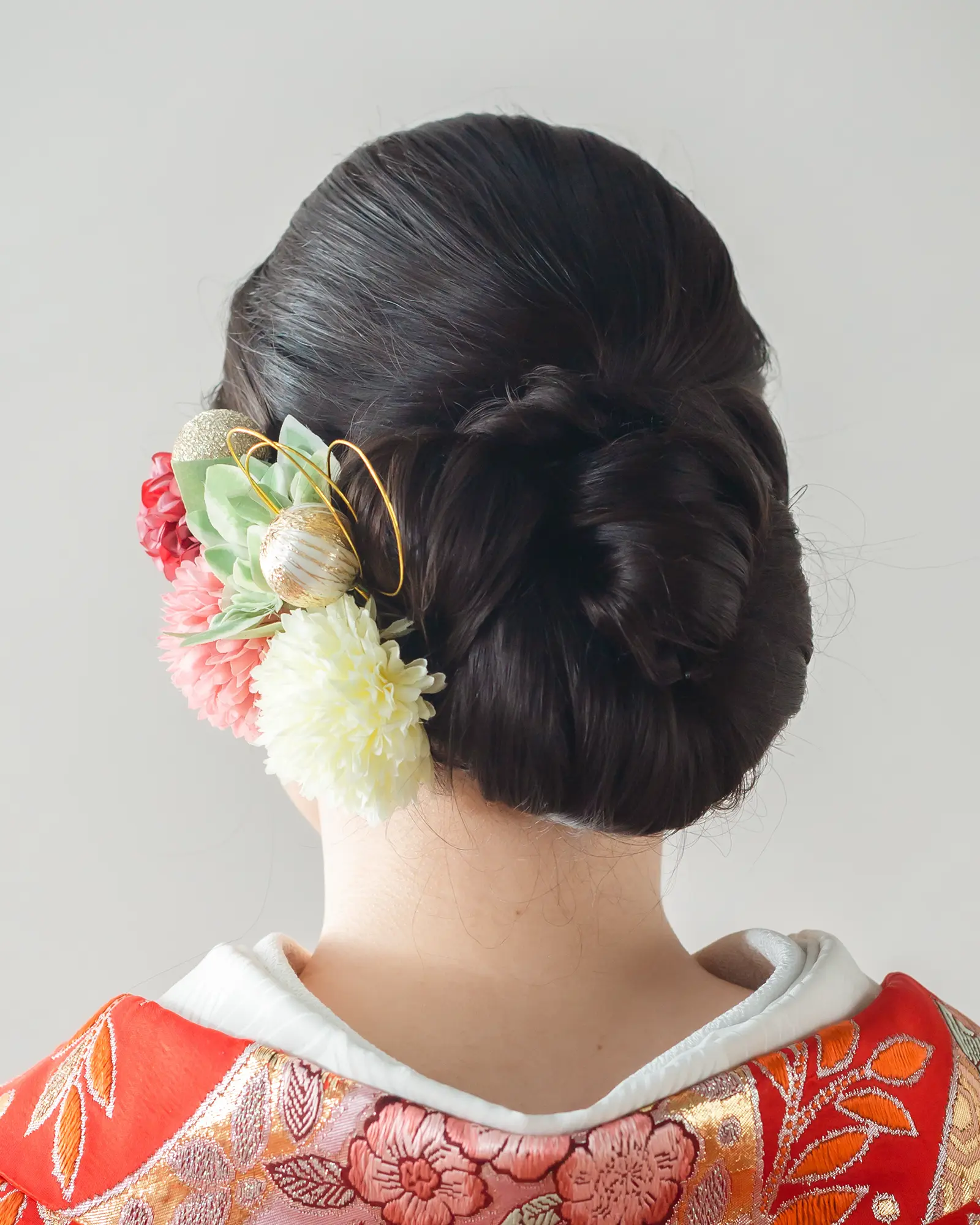 和装に合わせた淡色の花飾りを使ったやさしい印象のヘアアレンジ