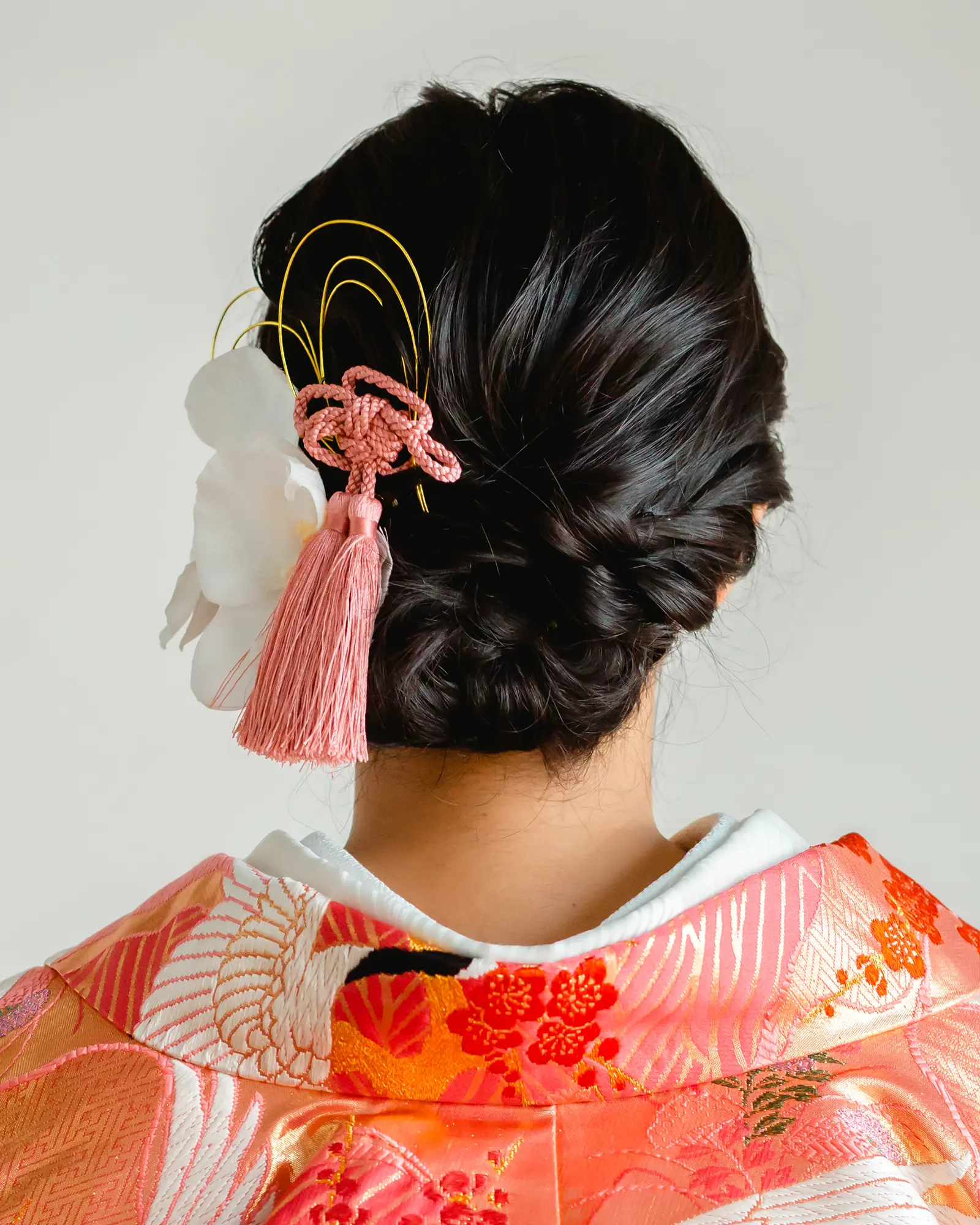 和装に合わせたタッセル付き髪飾りとアップスタイルのヘアアレンジ