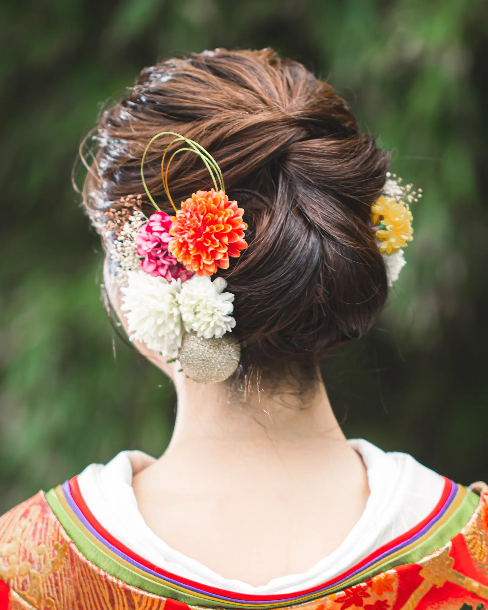 和装に合わせた白い花飾りとゴールドボールのヘアアレンジ