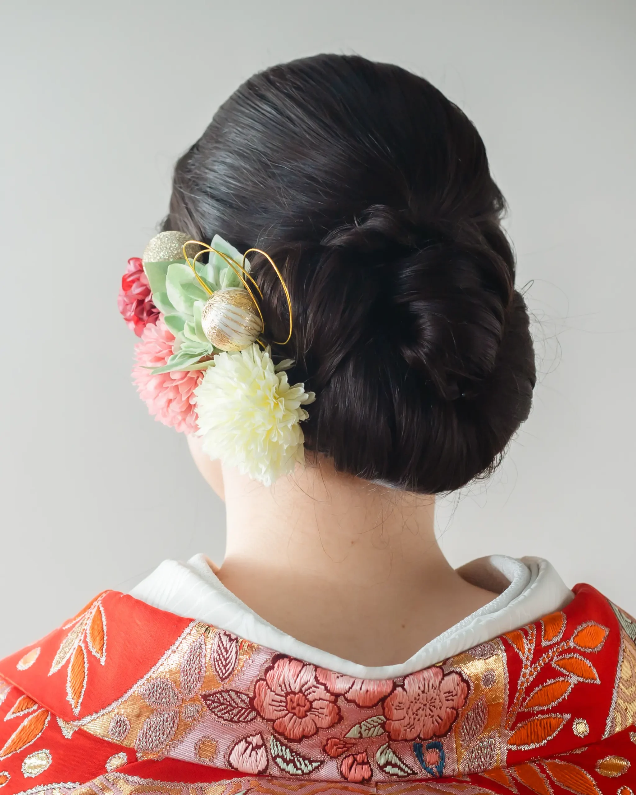 和装に合わせた白い花飾りと金の水引のヘアアレンジ