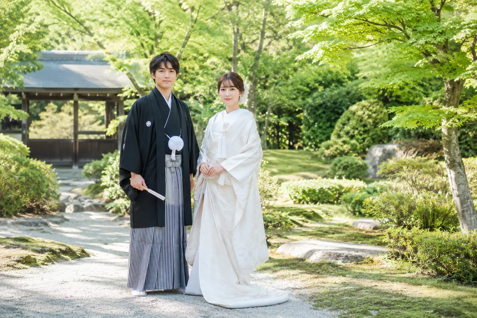 日本庭園で白無垢の新婦と紋付袴の新郎が並ぶ和装前撮りの立ち姿