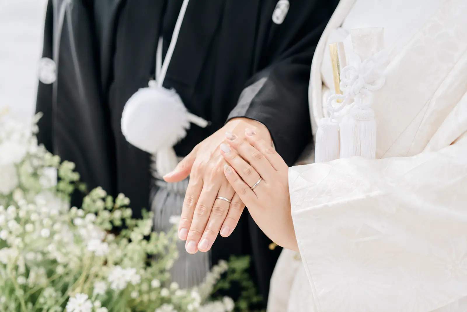 和装前撮りで新郎新婦の手元と結婚指輪を写したアップ写真