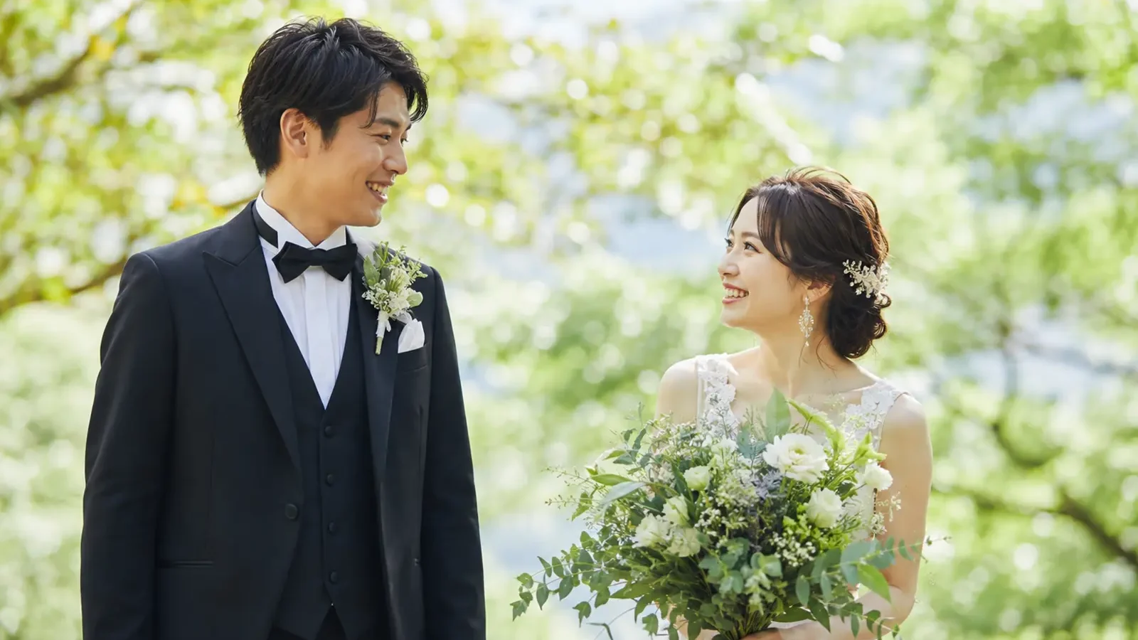 結婚式のオープニングムービーをイメージした笑顔の新郎新婦