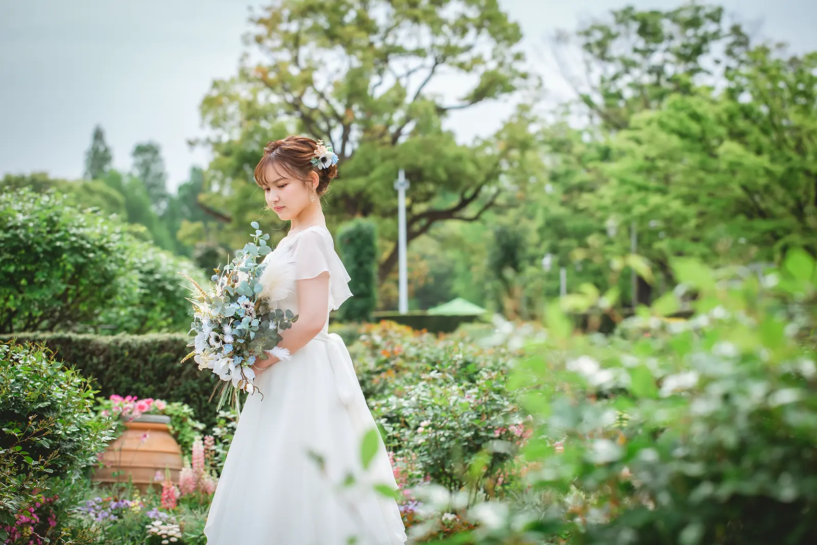 山下公園のガーデンで撮影する花嫁のソロウェディングフォト