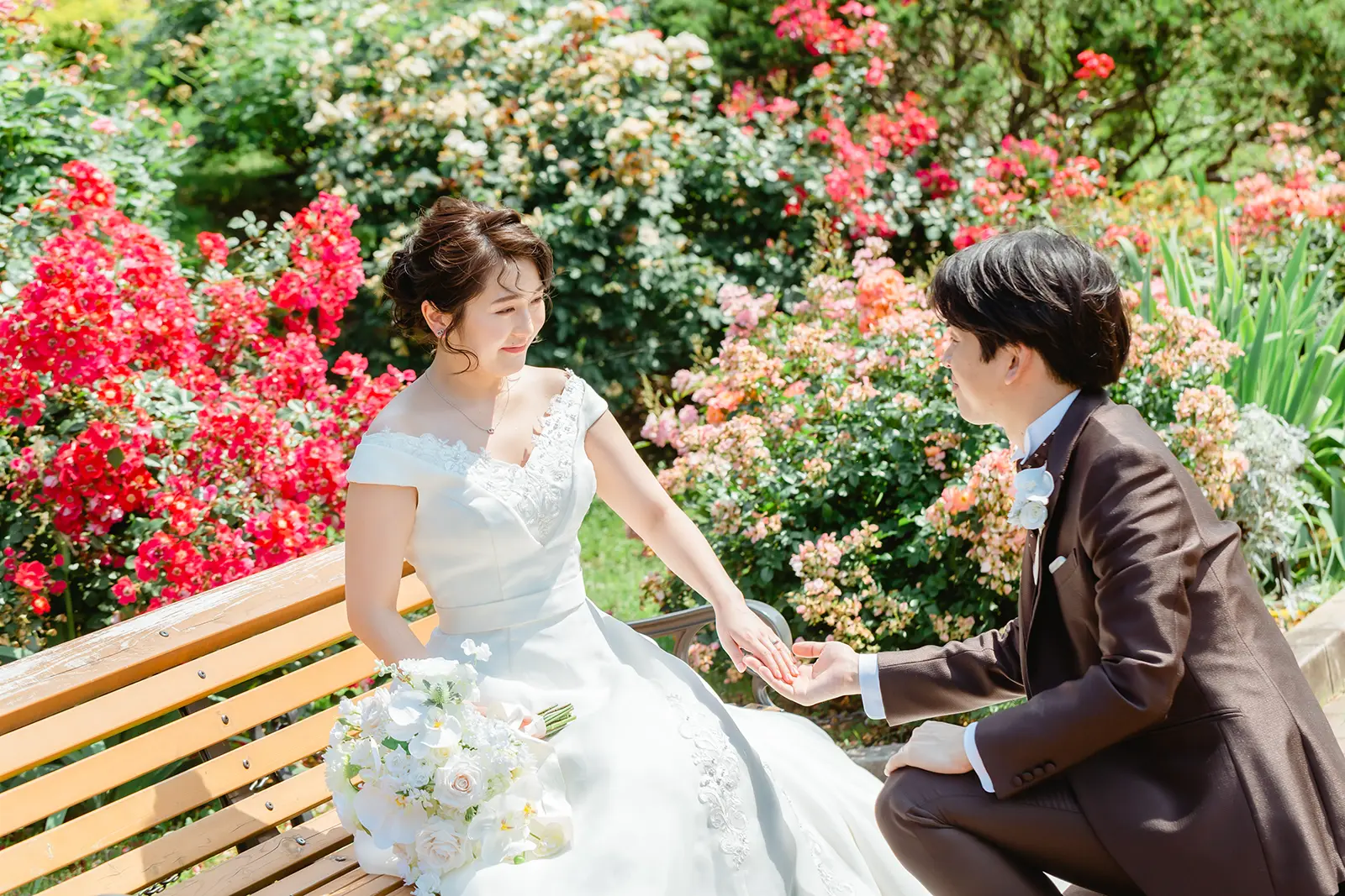 山下公園のバラ園で撮影する花嫁のソロウェディングフォト