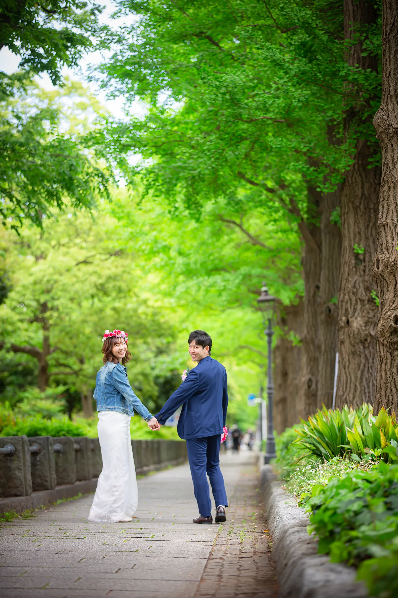 山下公園の花壇で座って撮影するお二人のウェディングフォト