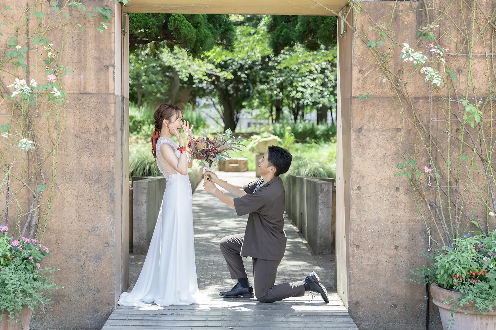 山下公園のガーデンでブーケを渡すプロポーズ風の前撮り