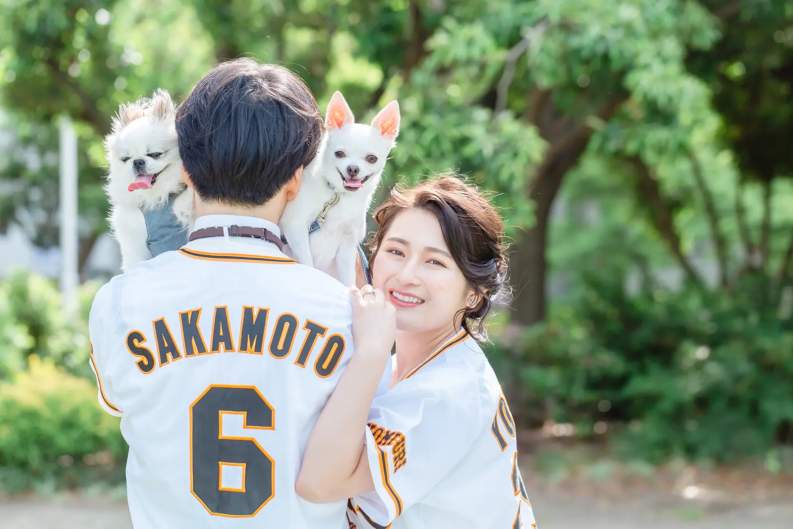 山下公園の緑のアーチで向かい合うお二人のフォトウェディング