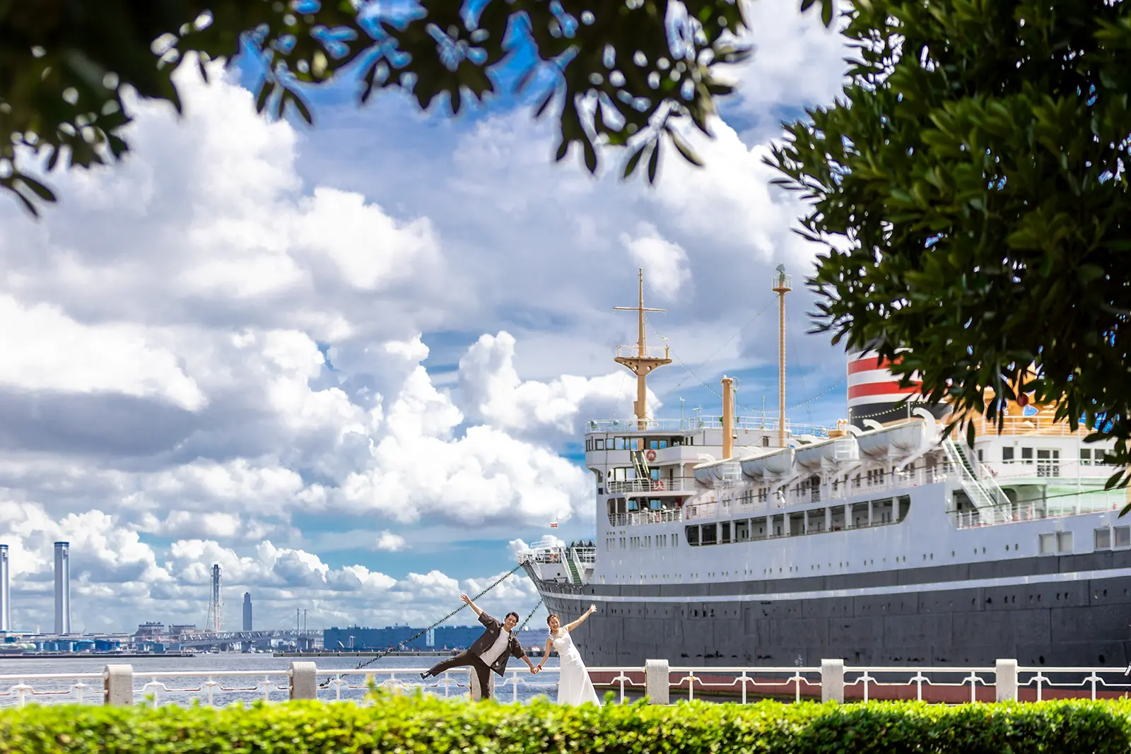 氷川丸と夏空を背景にした山下公園のフォトウェディング