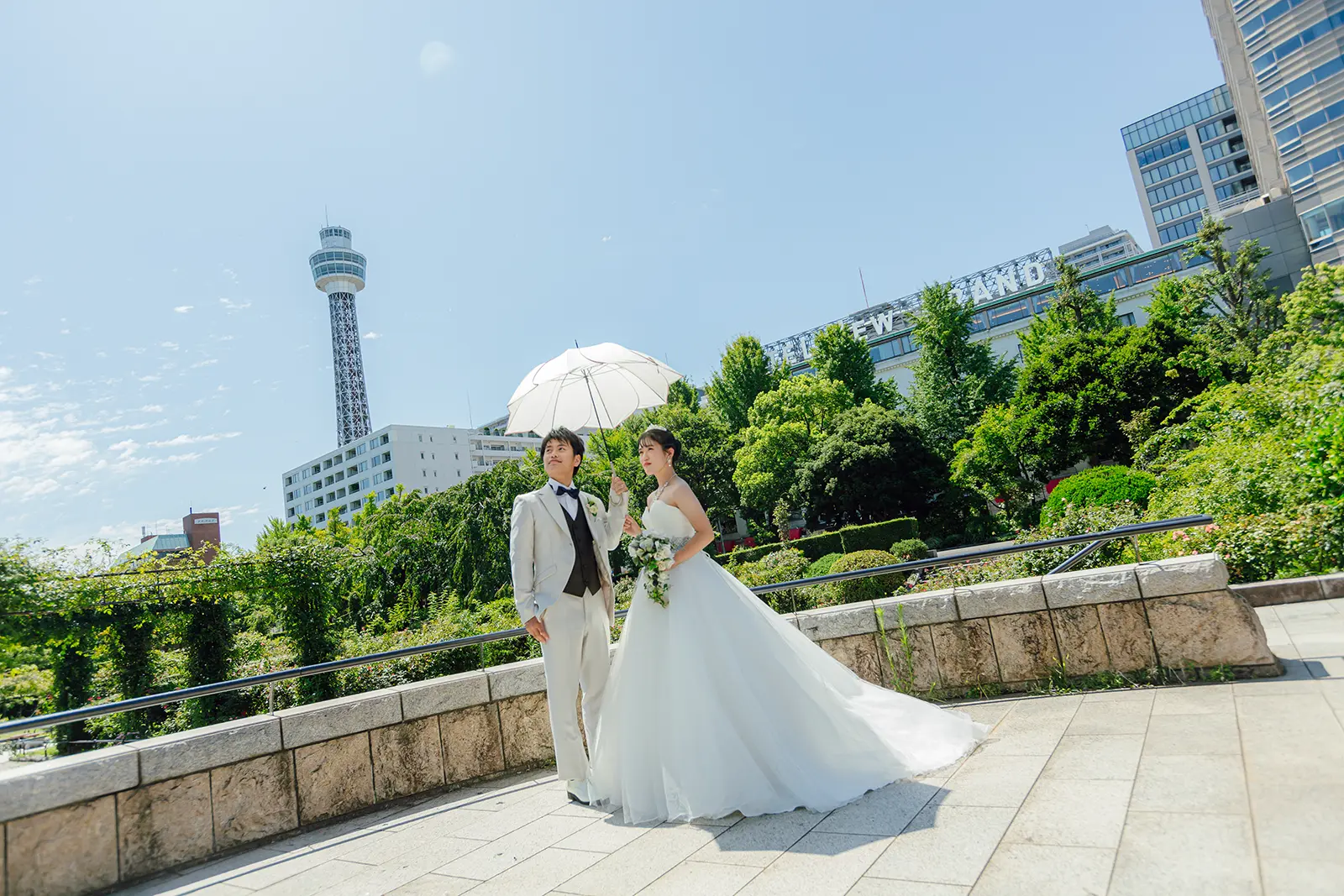 山下公園の大きな木の下で撮影する洋装フォトウェディング