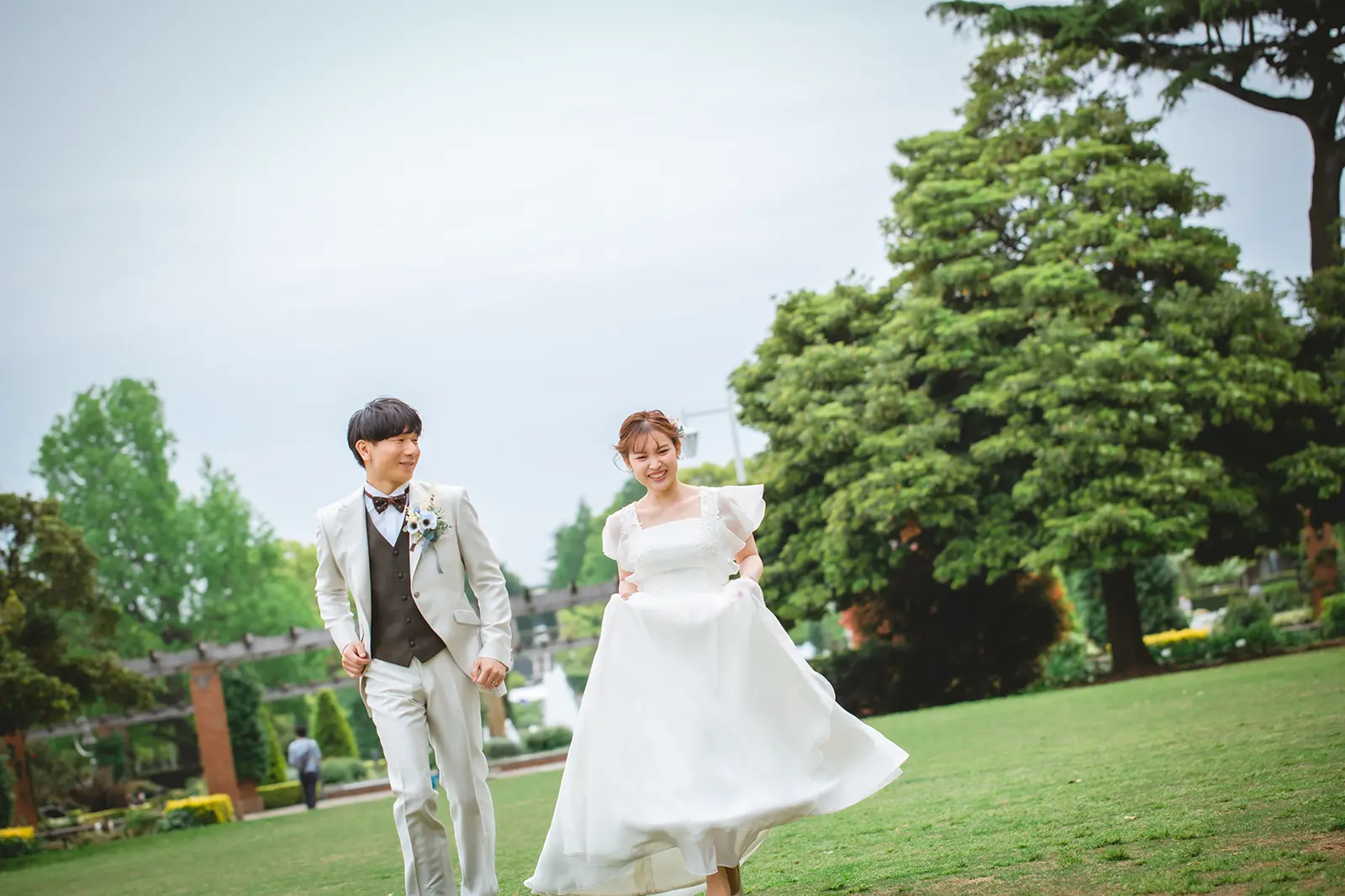 山下公園の芝生を歩くお二人の洋装フォトウェディング