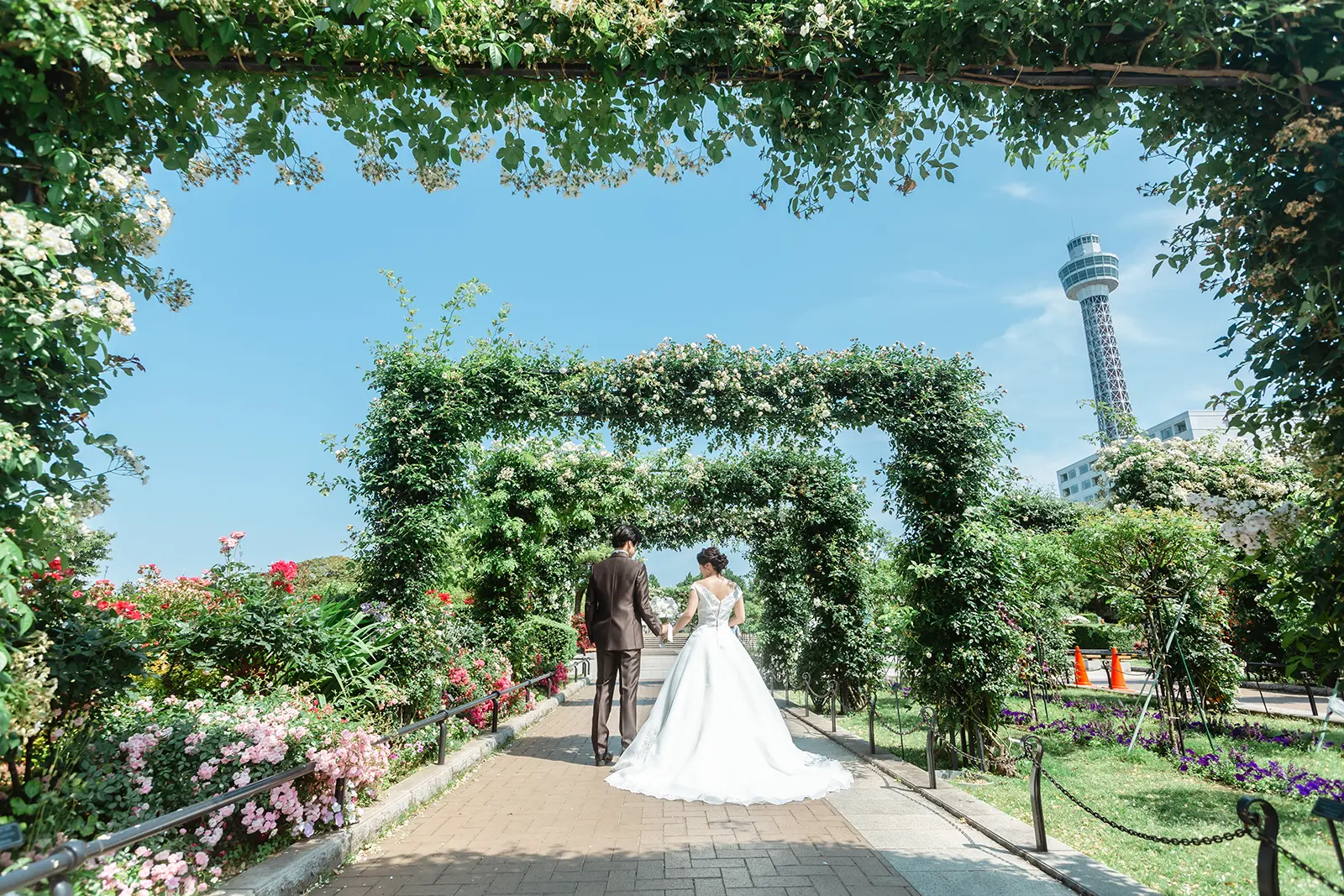 山下公園とマリンタワーを背景に撮影する洋装フォトウェディング
