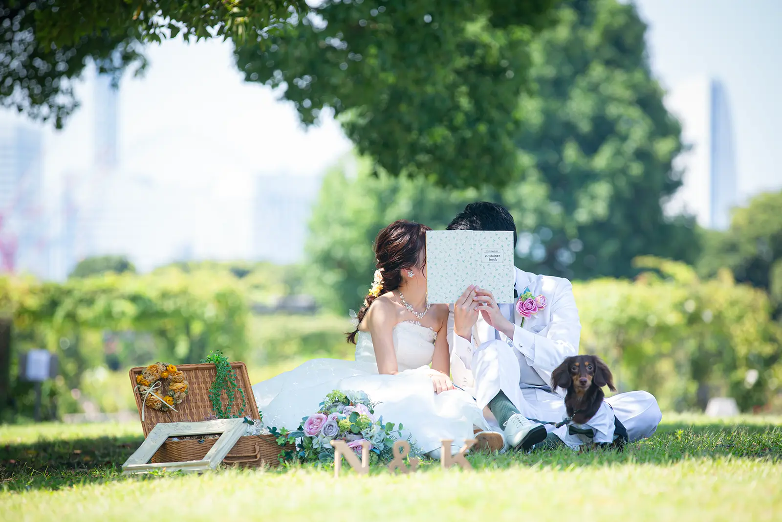 山下公園の芝生でピクニック風に撮影する洋装フォトウェディング
