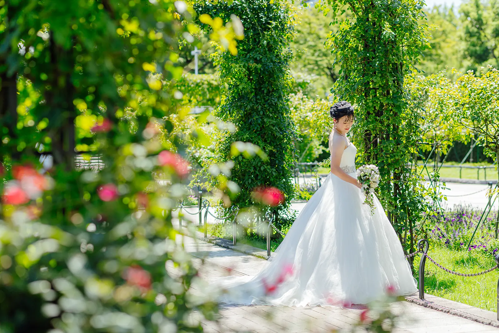山下公園の季節の花に囲まれて座るお二人のウェディングフォト