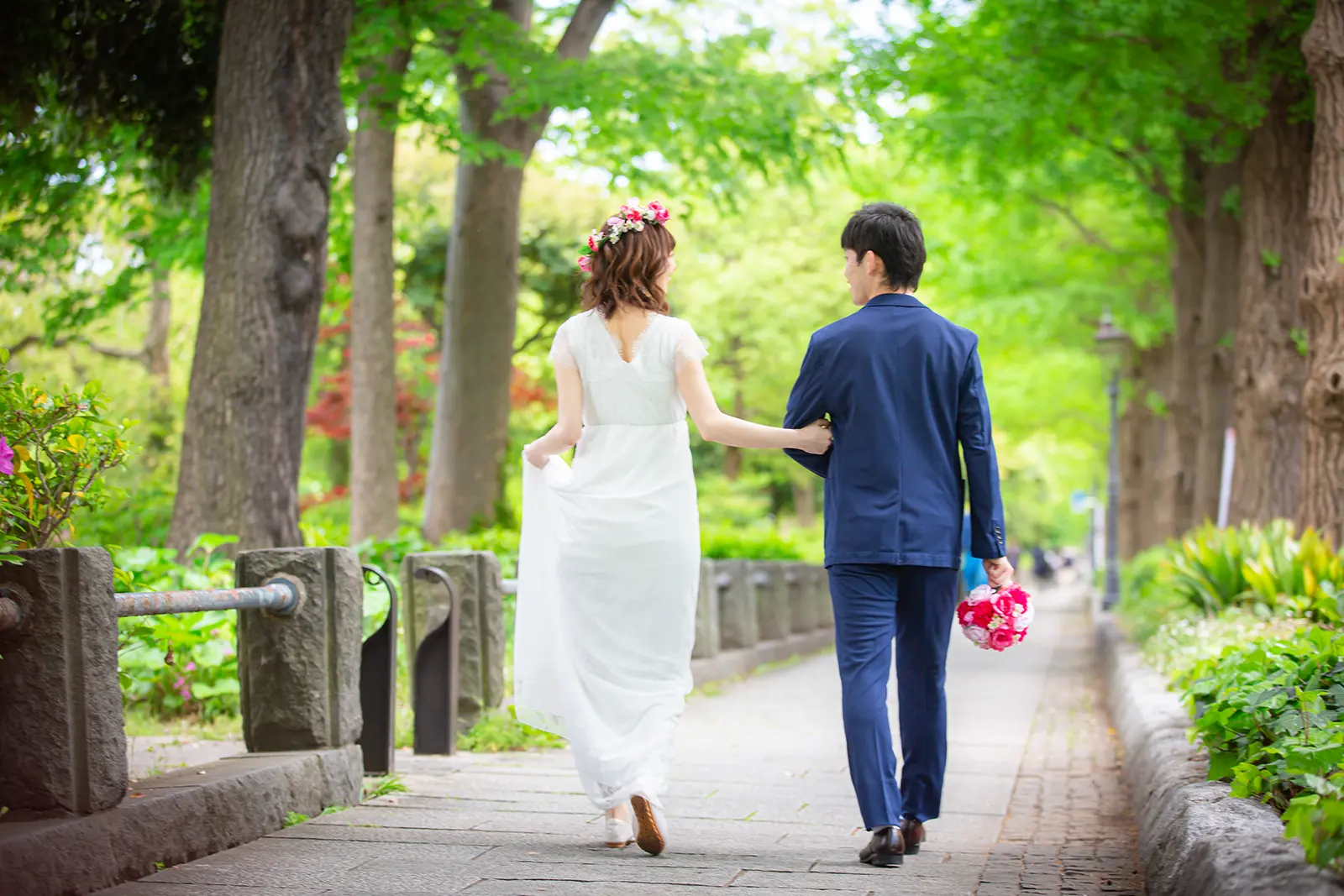 山下公園の並木道を歩くお二人のロケーションフォト