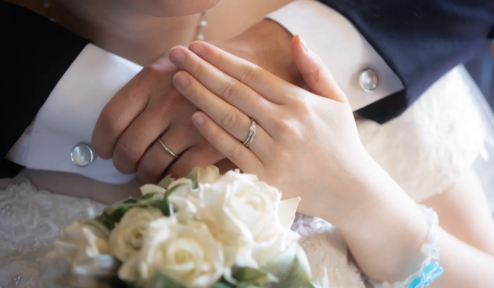 山手ヘレン記念教会での挙式で結婚指輪を交わす新郎新婦の手元