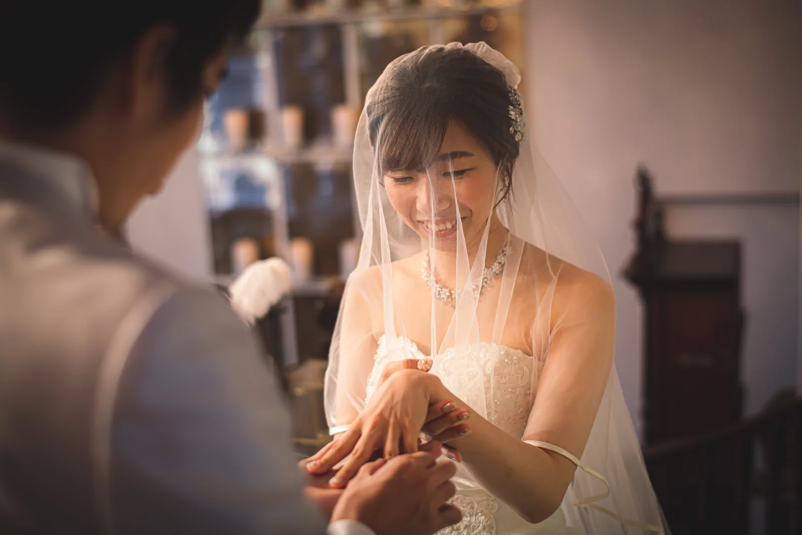 ラ・バンク・ド・ロアのチャペルで指輪を交わす新郎新婦の手元