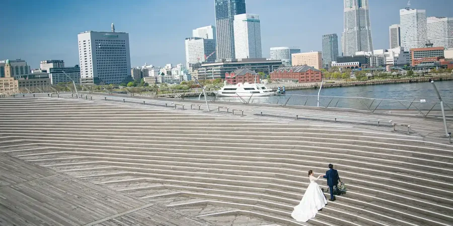 横浜みなとみらいで叶えるフォトウェディング 横浜みなとみらいの景色を背景にドレス姿の新郎新婦が撮影するフォトウェディング
