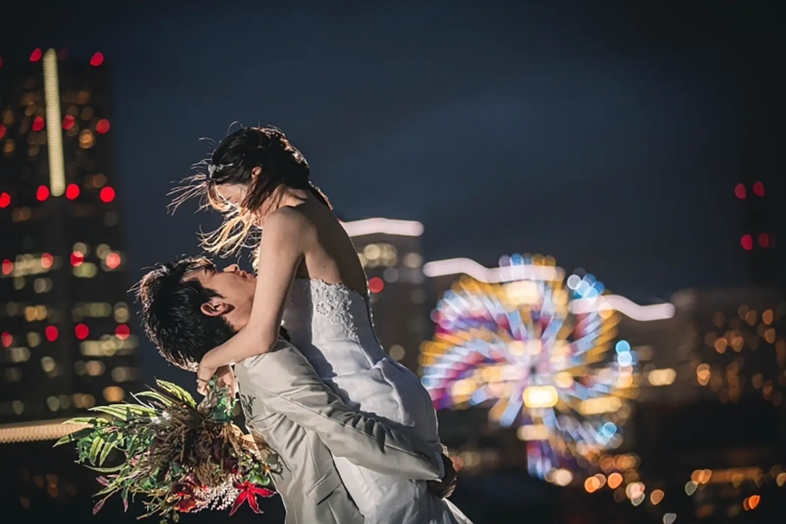 横浜・大さん橋の夜景を背景に新郎が新婦を抱き上げるフォトウェディング