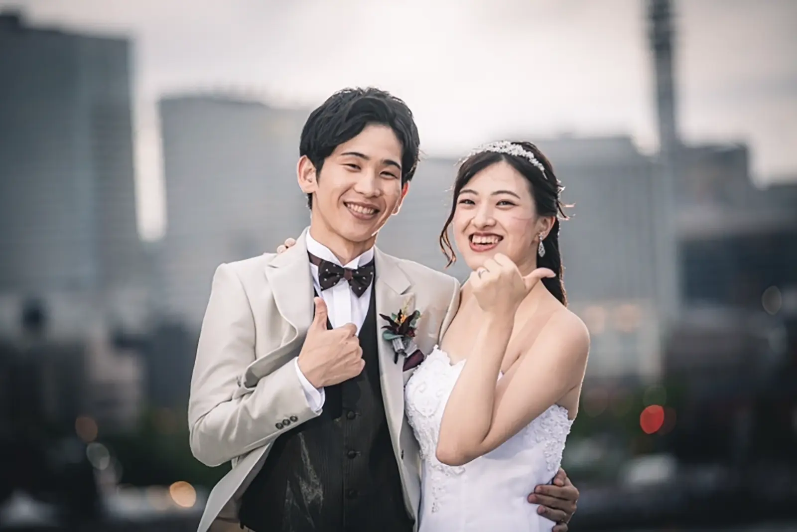 横浜・大さん橋の夜景を背景に新郎が新婦を抱き上げるフォトウェディング