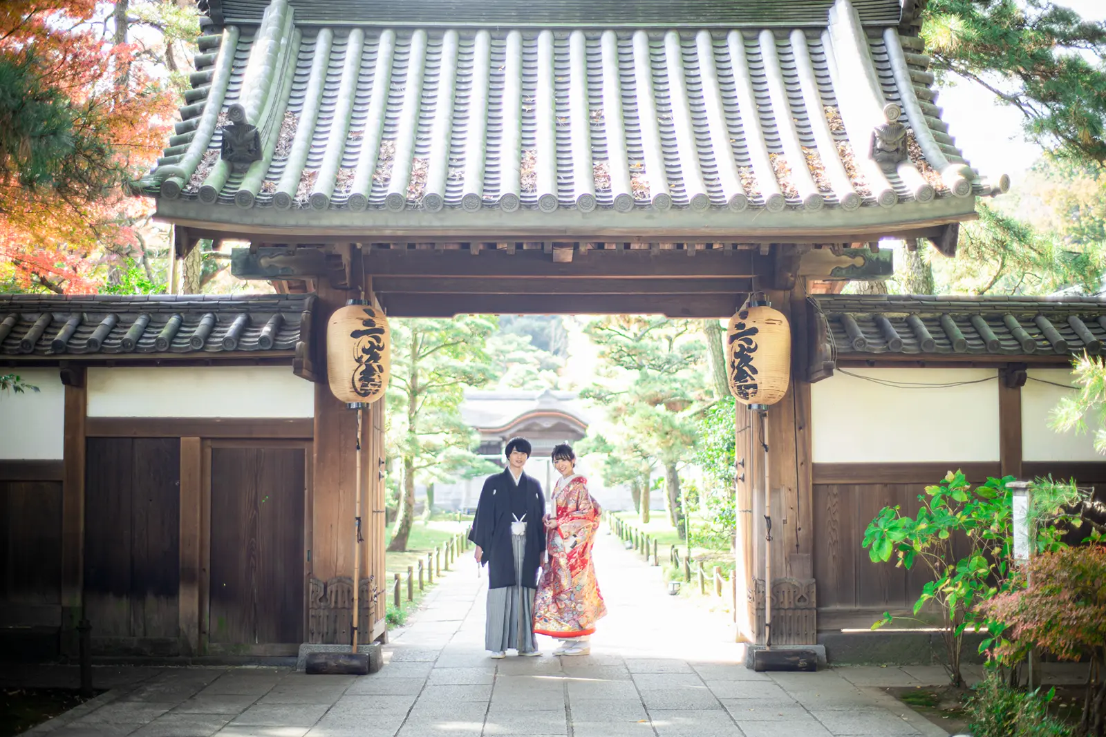 横浜の三溪園で和装フォトウェディングを行う新郎新婦