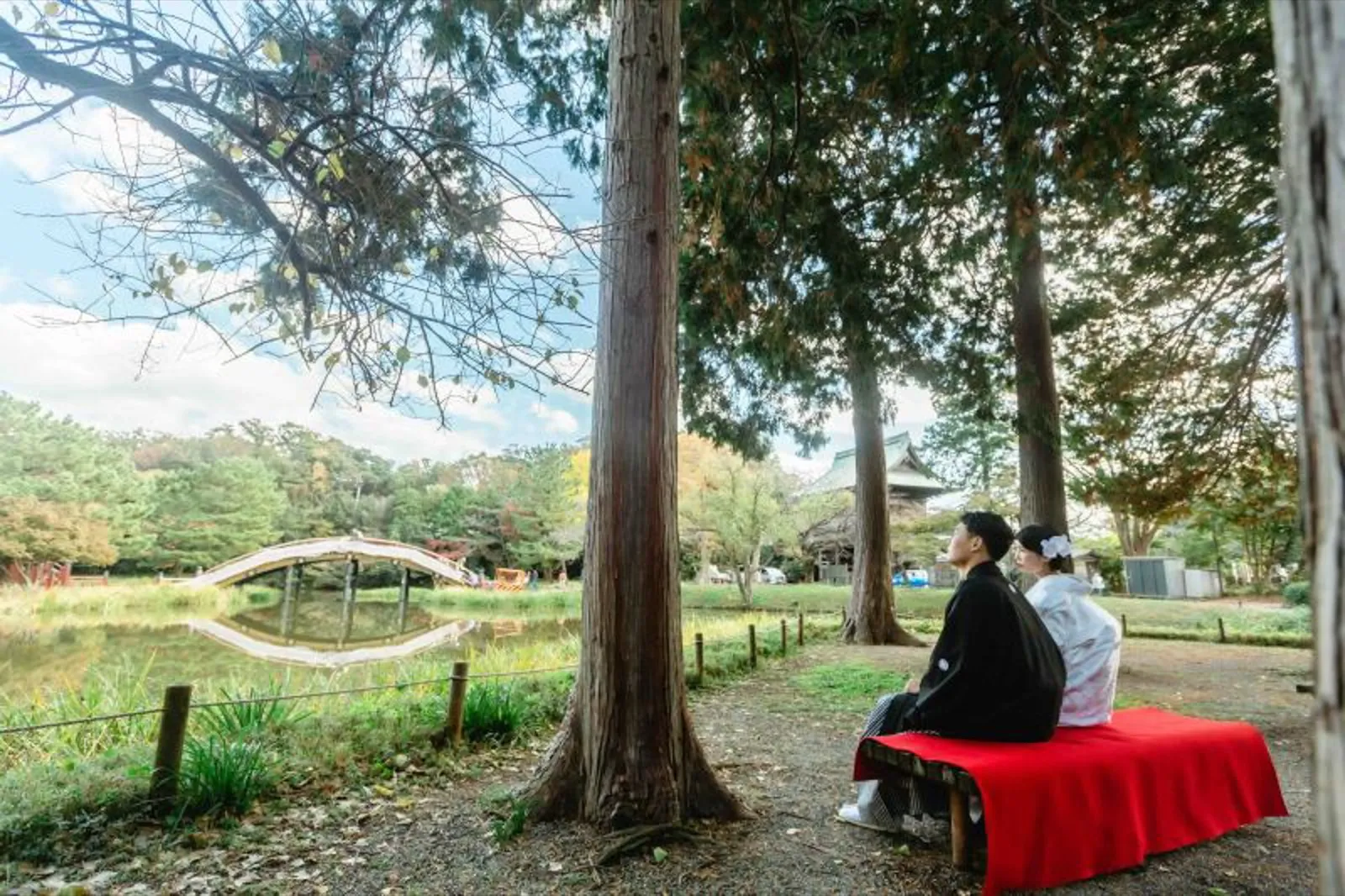称名寺の穏やかな庭園の景色のなかで和装ロケーション撮影を始める白無垢の新郎新婦