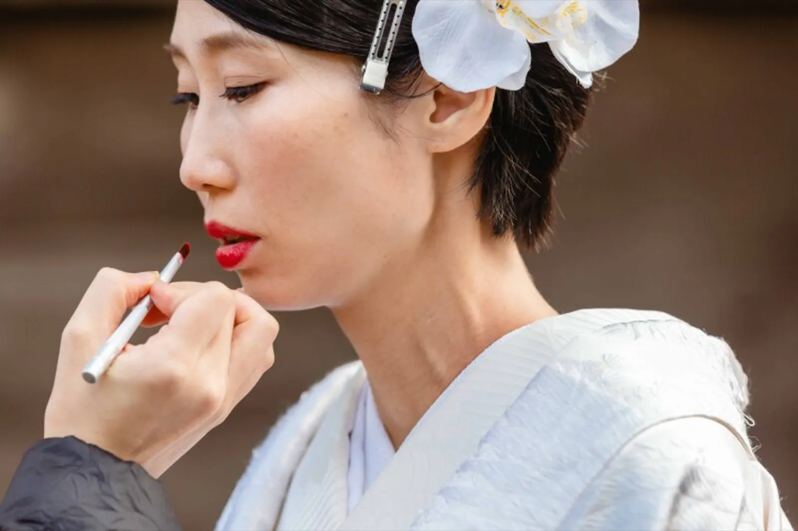 白無垢に赤いリップを合わせて華やかな印象の花嫁｜横浜・称名寺の和装フォトウェディング