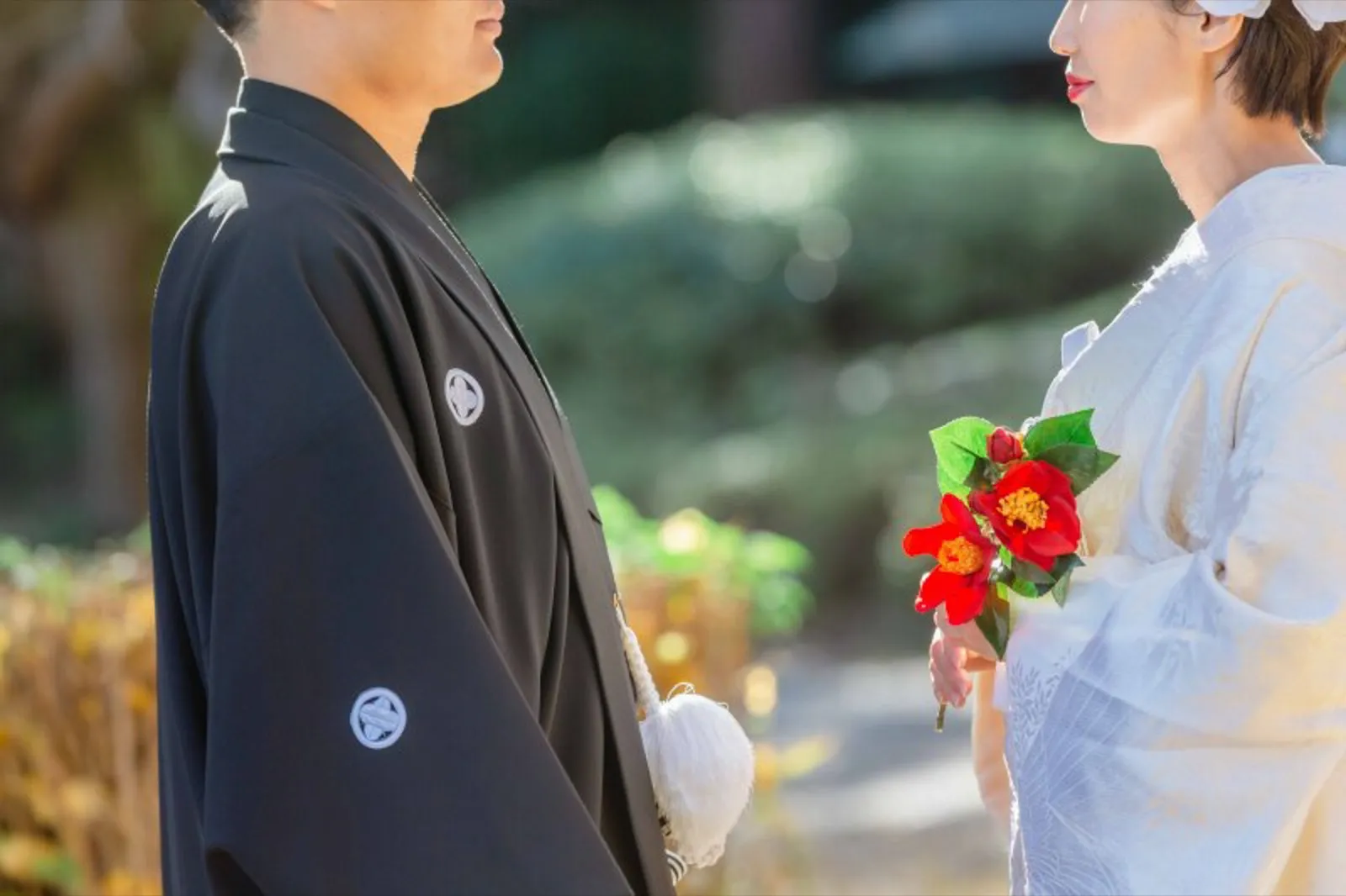 白無垢に赤い椿のブーケを合わせた花嫁の手元｜横浜・称名寺の和装フォトウェディング