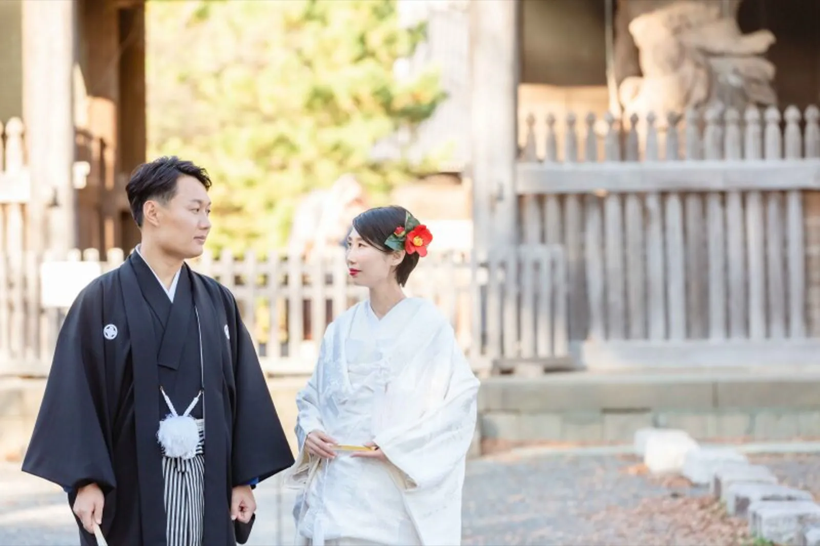 赤い椿のヘアアクセサリーを添えた白無垢の花嫁｜横浜・称名寺の和装フォトウェディング