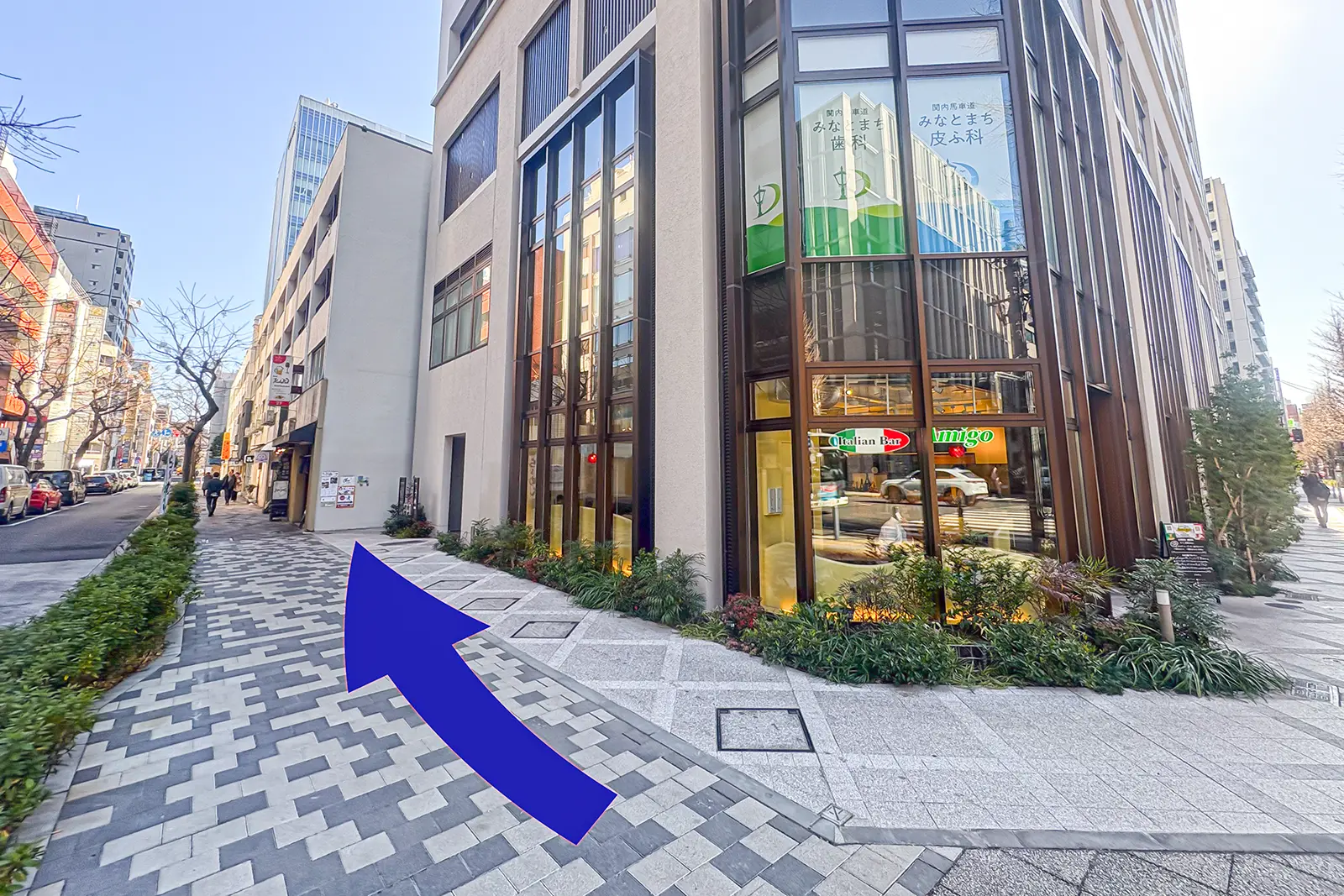 横浜店の建物前の通りと入口へ向かう方向を示したアクセス案内写真