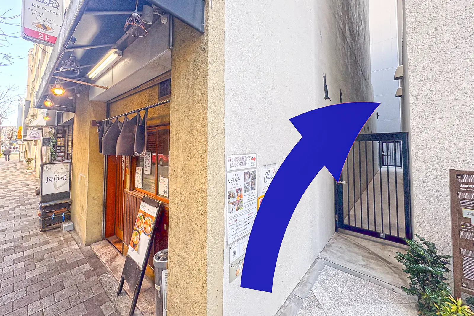 横浜店へ向かう建物横の通路入口を示したアクセス案内写真