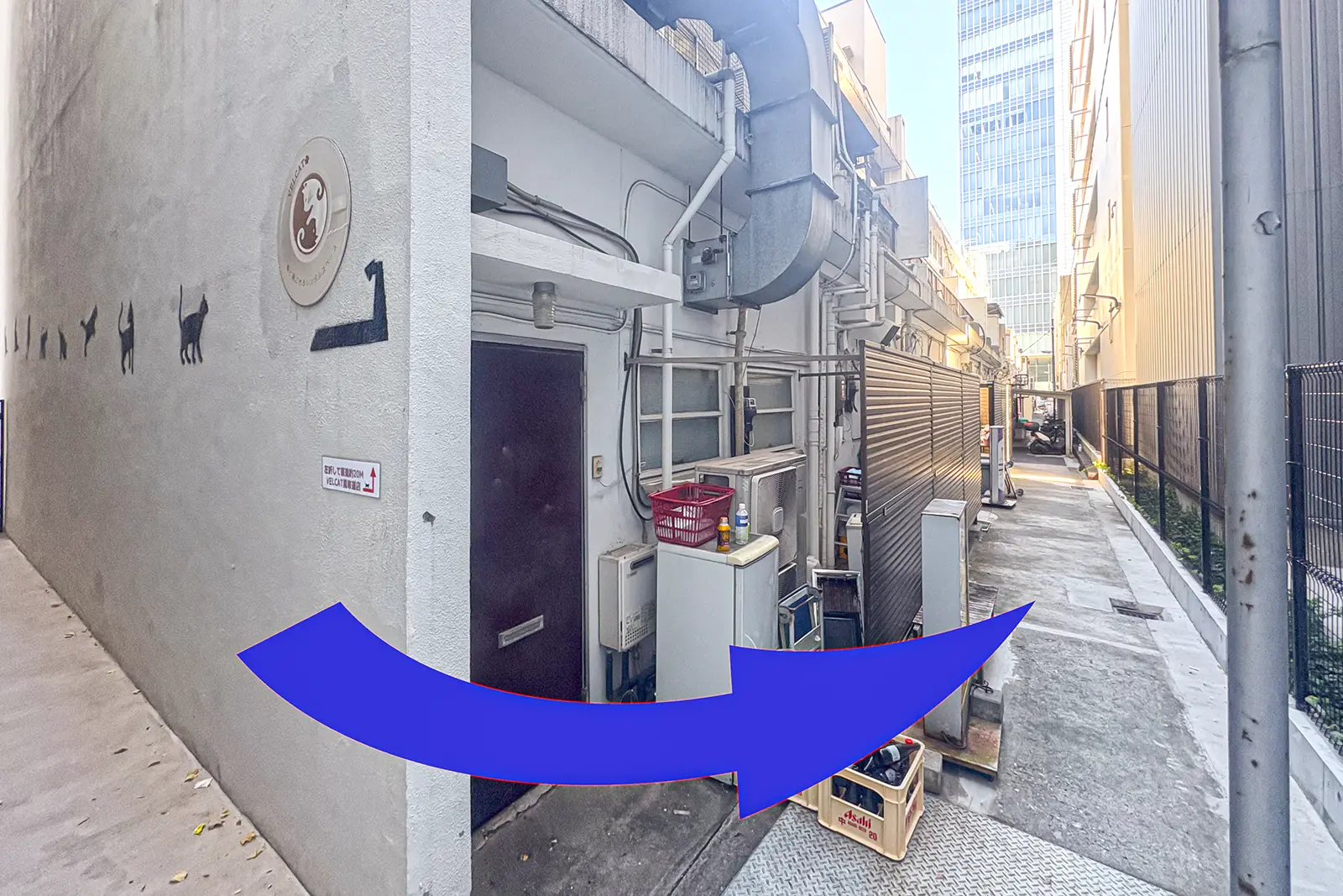 横浜店へ向かう建物裏手の通路を進む方向を示したアクセス案内写真