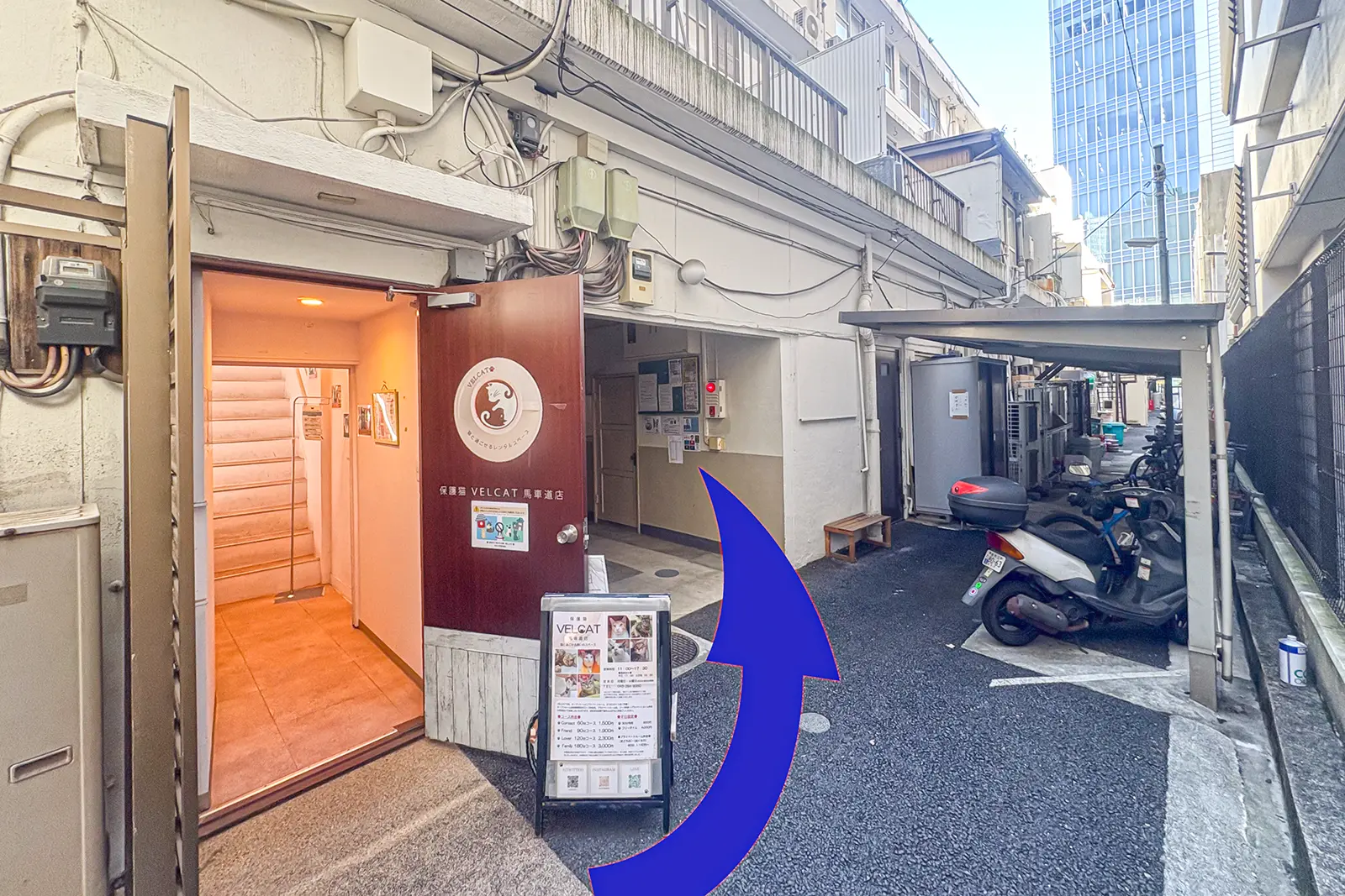 横浜店の入口ドア前の様子を示したアクセス案内写真