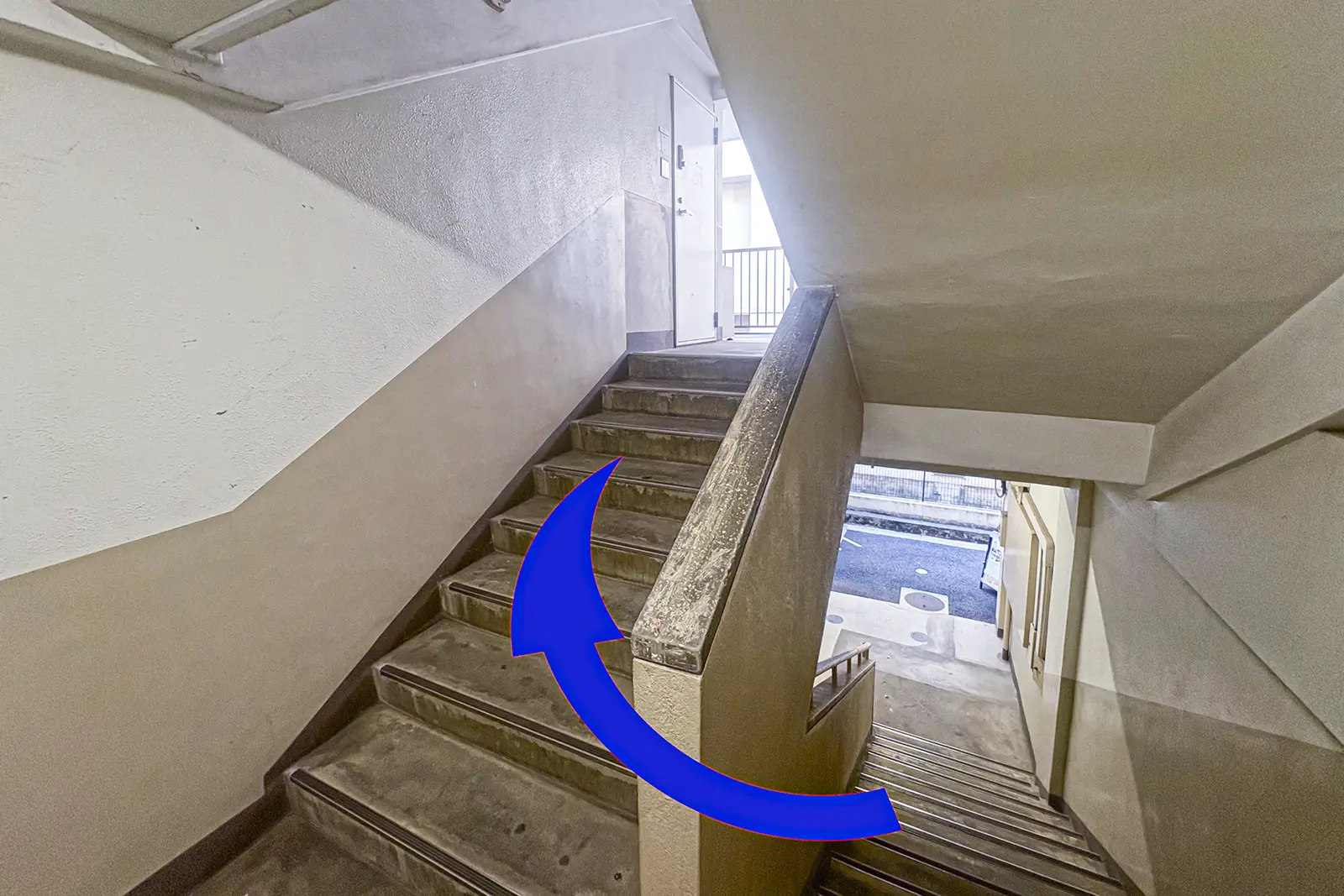 横浜店へ向かう階段を上がる方向を示したアクセス案内写真