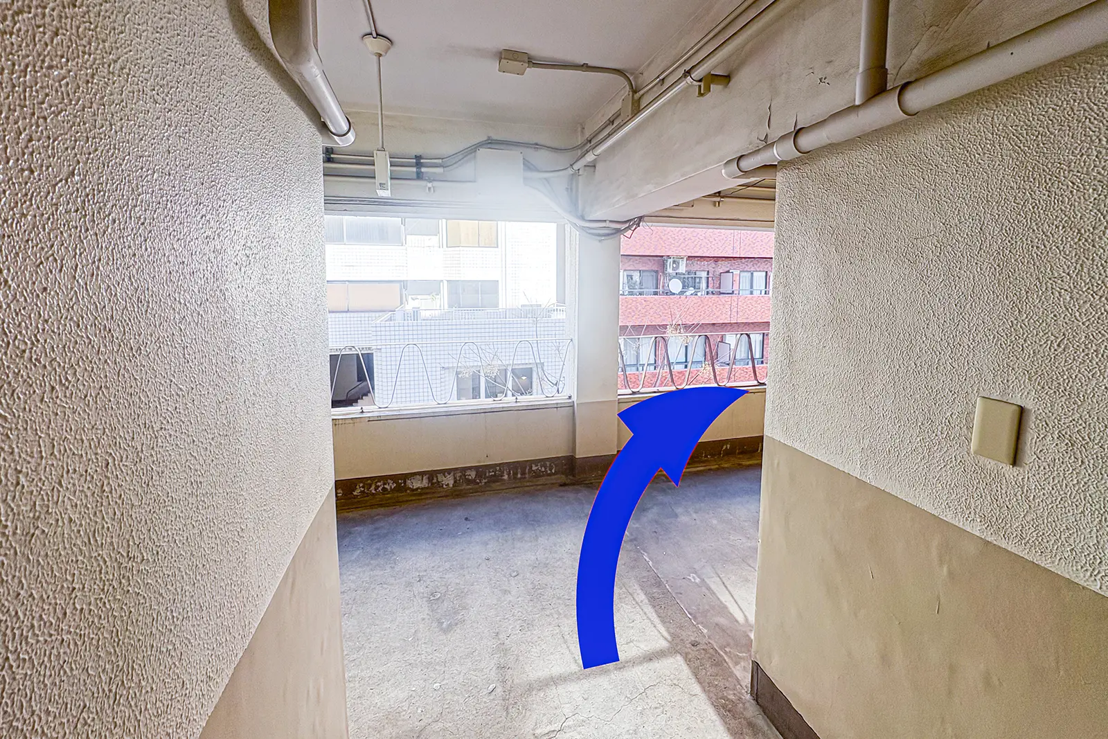横浜店へ向かう4階通路の奥へ進む方向を示したアクセス案内写真