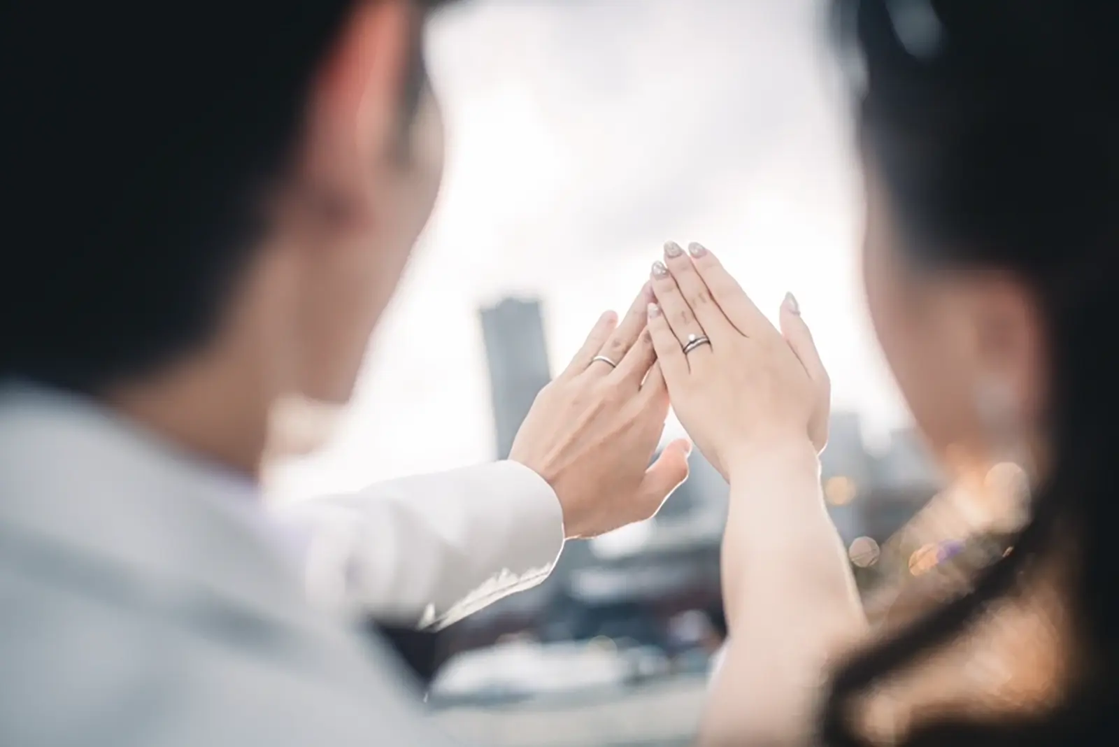 横浜のロケーション撮影で結婚指輪を見せるお二人の手元カット