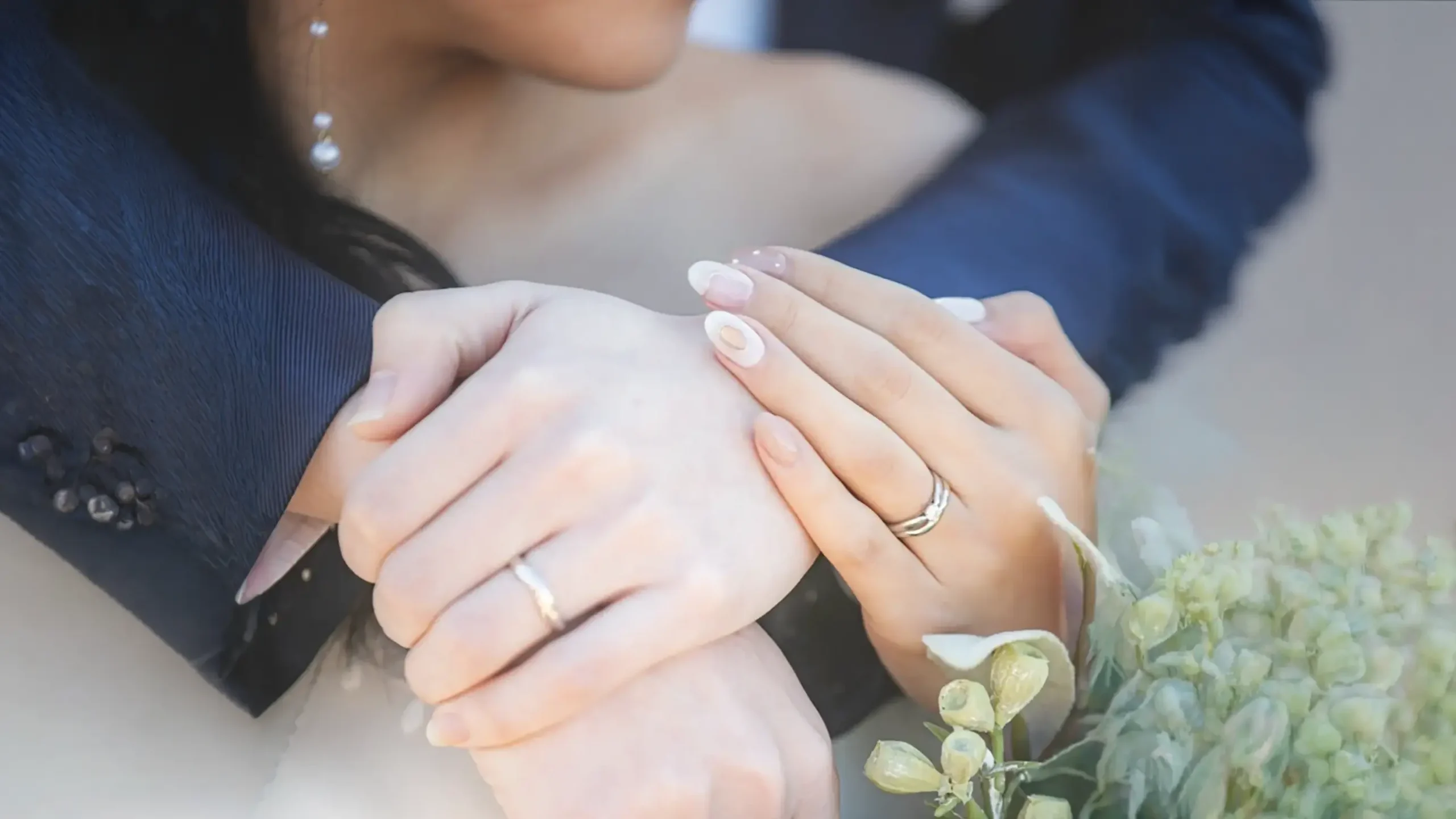 新郎新婦の結婚指輪と手元をアップで写した横浜フォトウェディング写真