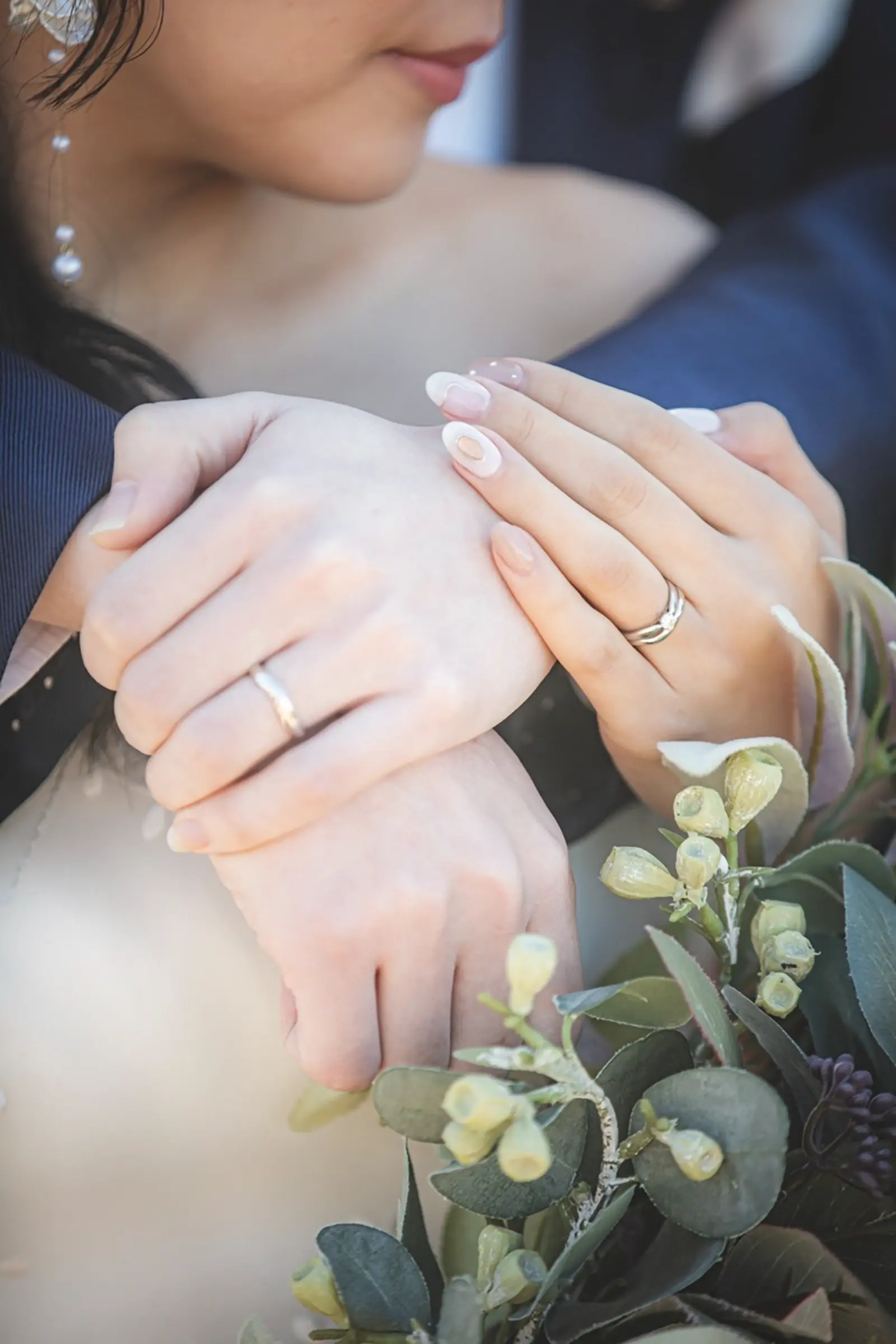 新郎新婦の結婚指輪と手元をアップで写したフォトウェディング写真