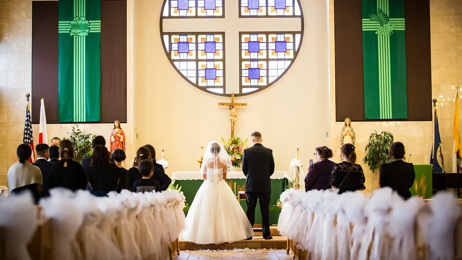 横須賀基地内チャペルで行われたアメリカ式結婚式の挙式全景 キャプション：ステンドグラスと祭壇を背景に行われた、横須賀基地内チャペルでの挙式。