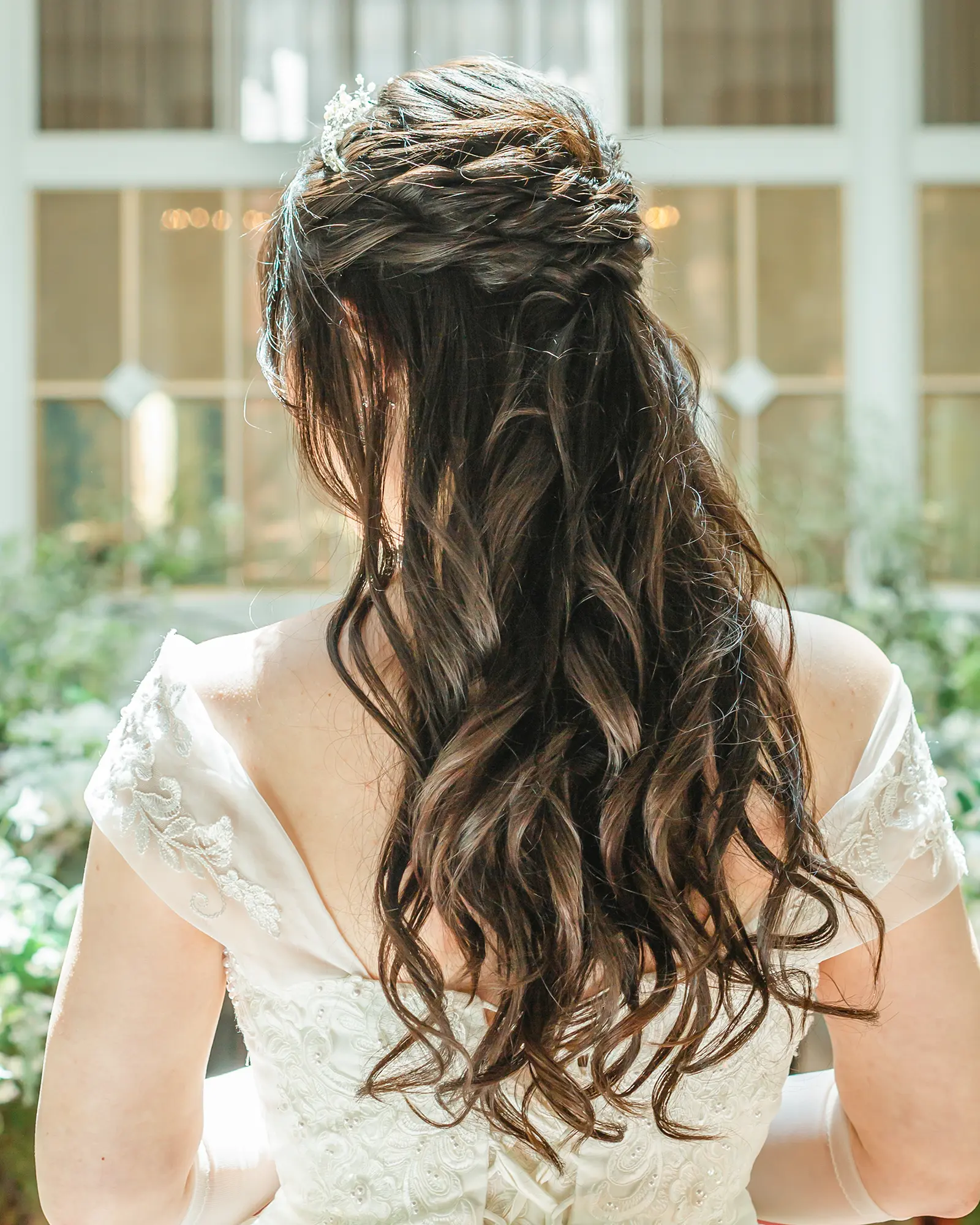 洋装のロングヘアをクラシカルにまとめたハーフアップの花嫁ヘアスタイル