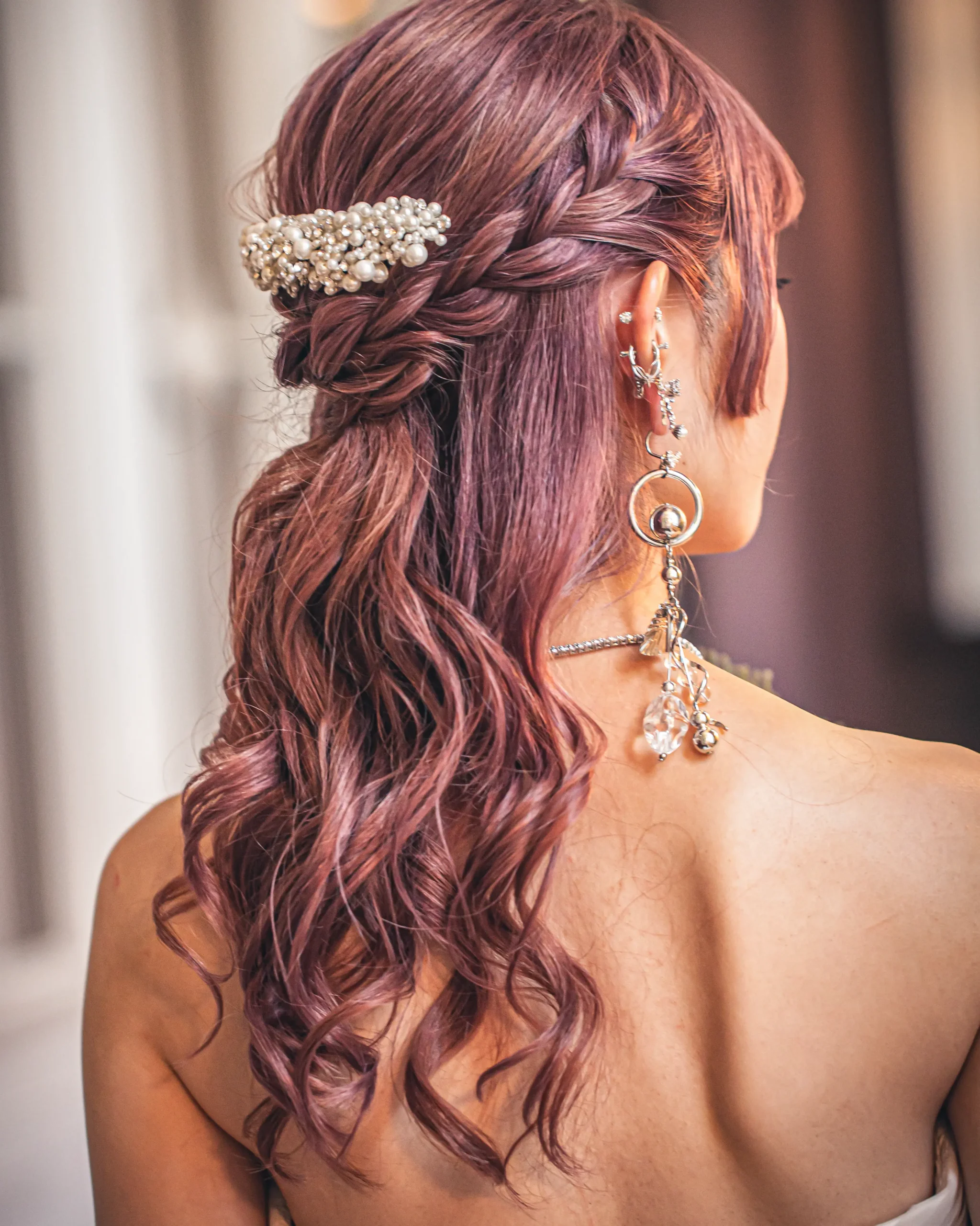 洋装のロングヘアをハーフアップにまとめた、カラーリングが印象的な花嫁ヘアスタイル