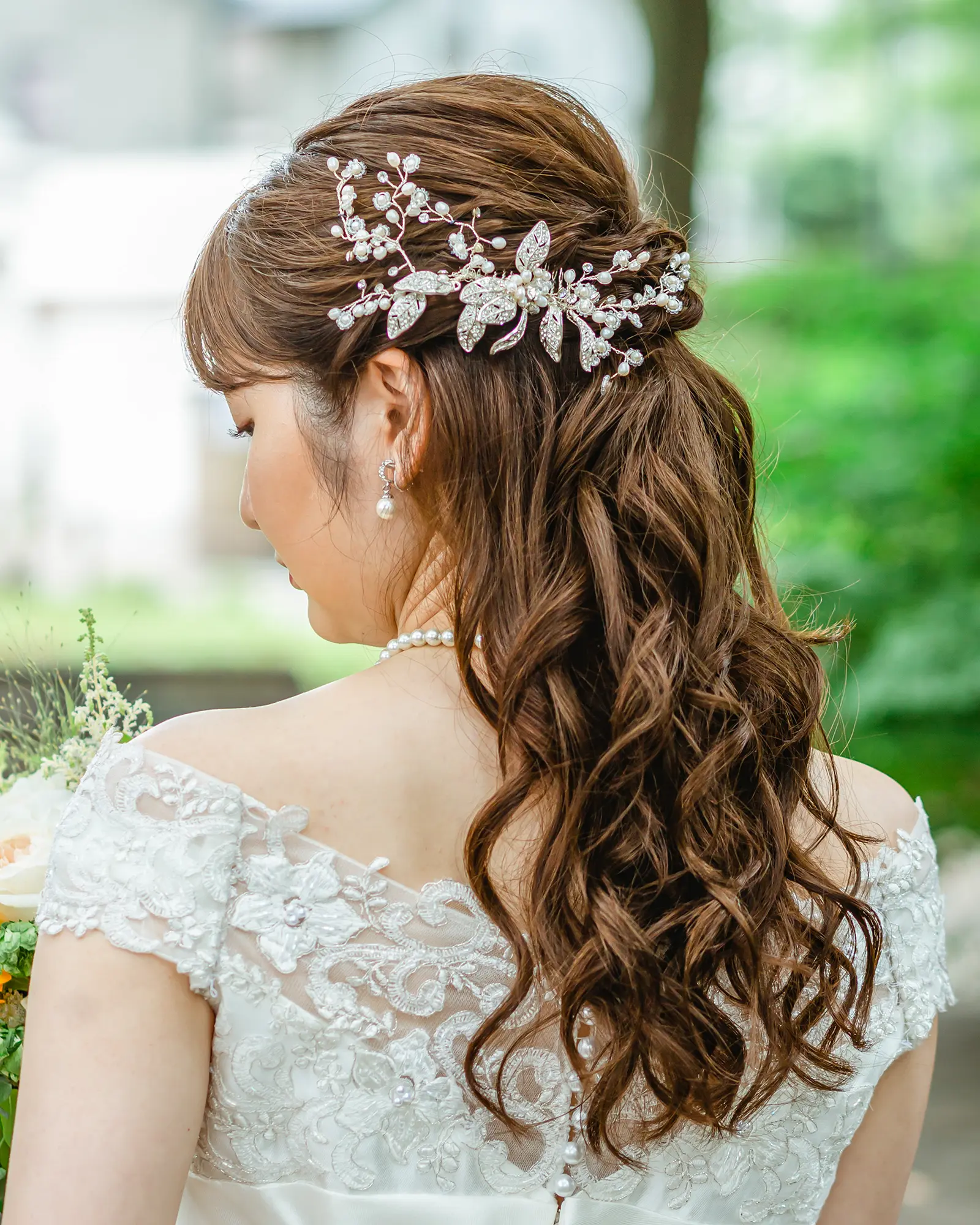 洋装のロングヘアをしっかり巻いてハーフアップにした花嫁ヘアスタイル