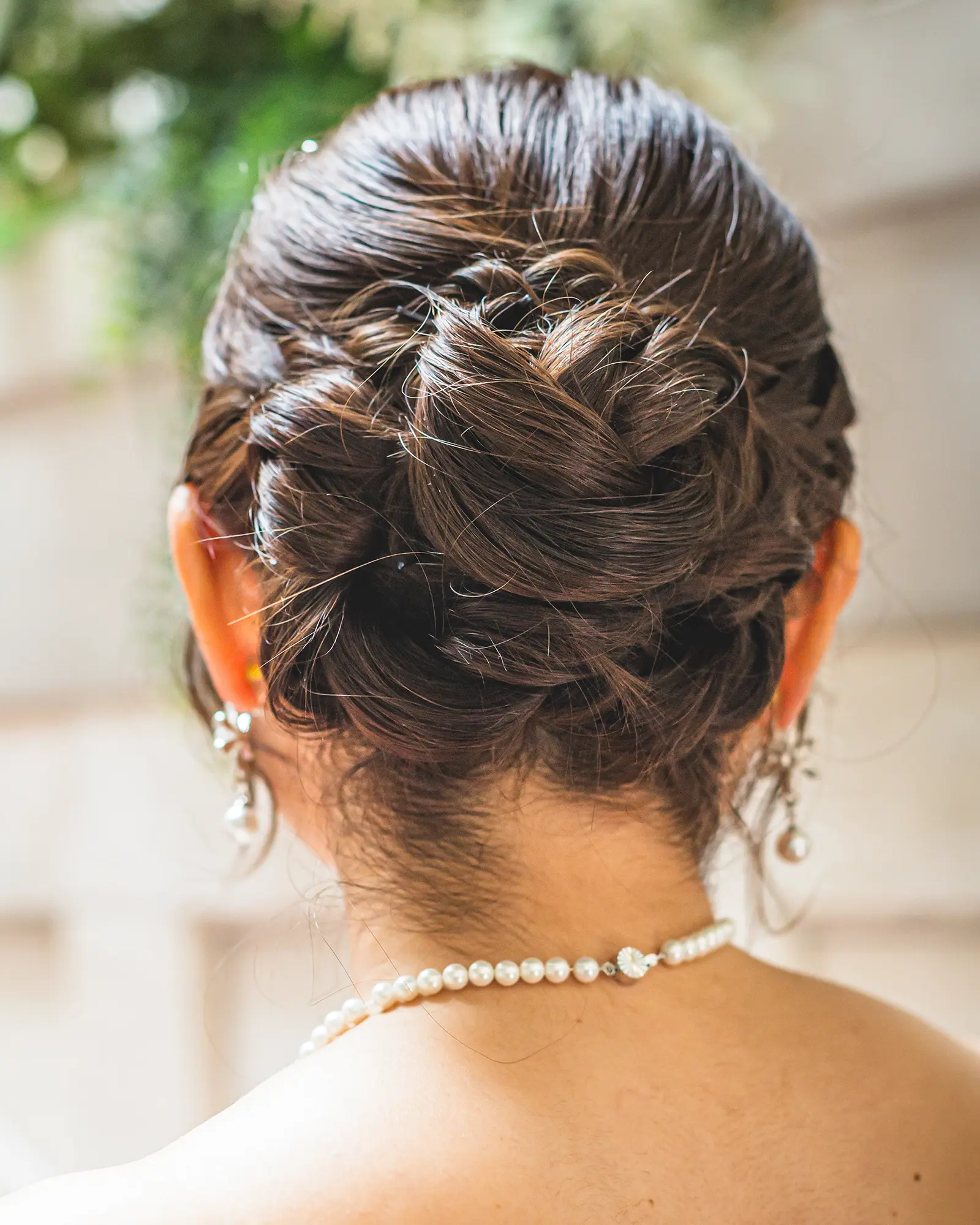 洋装のロングヘアを高めにまとめたアップスタイルの花嫁ヘア