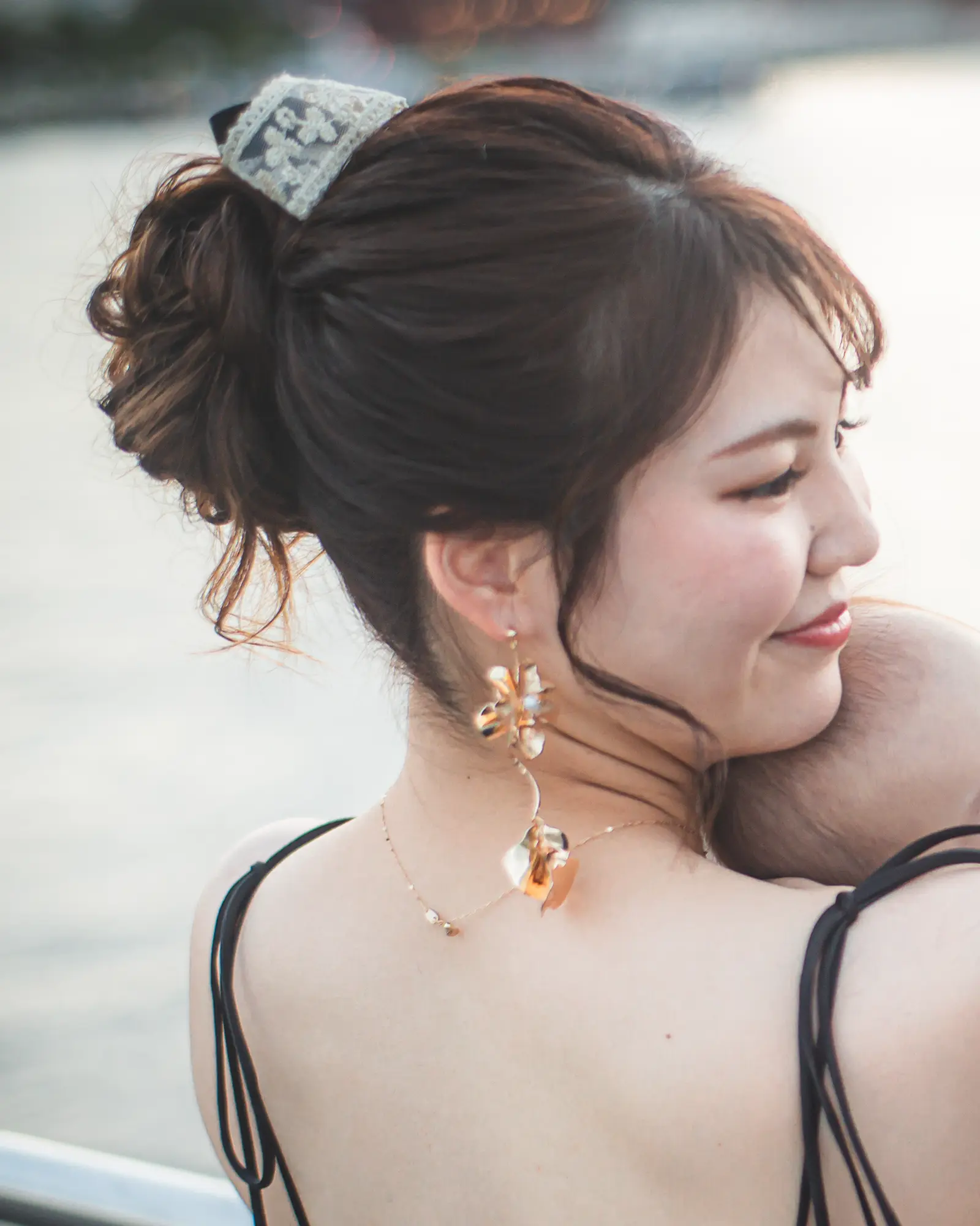 洋装のロングヘアをやわらかくまとめたアップスタイルの花嫁ヘア