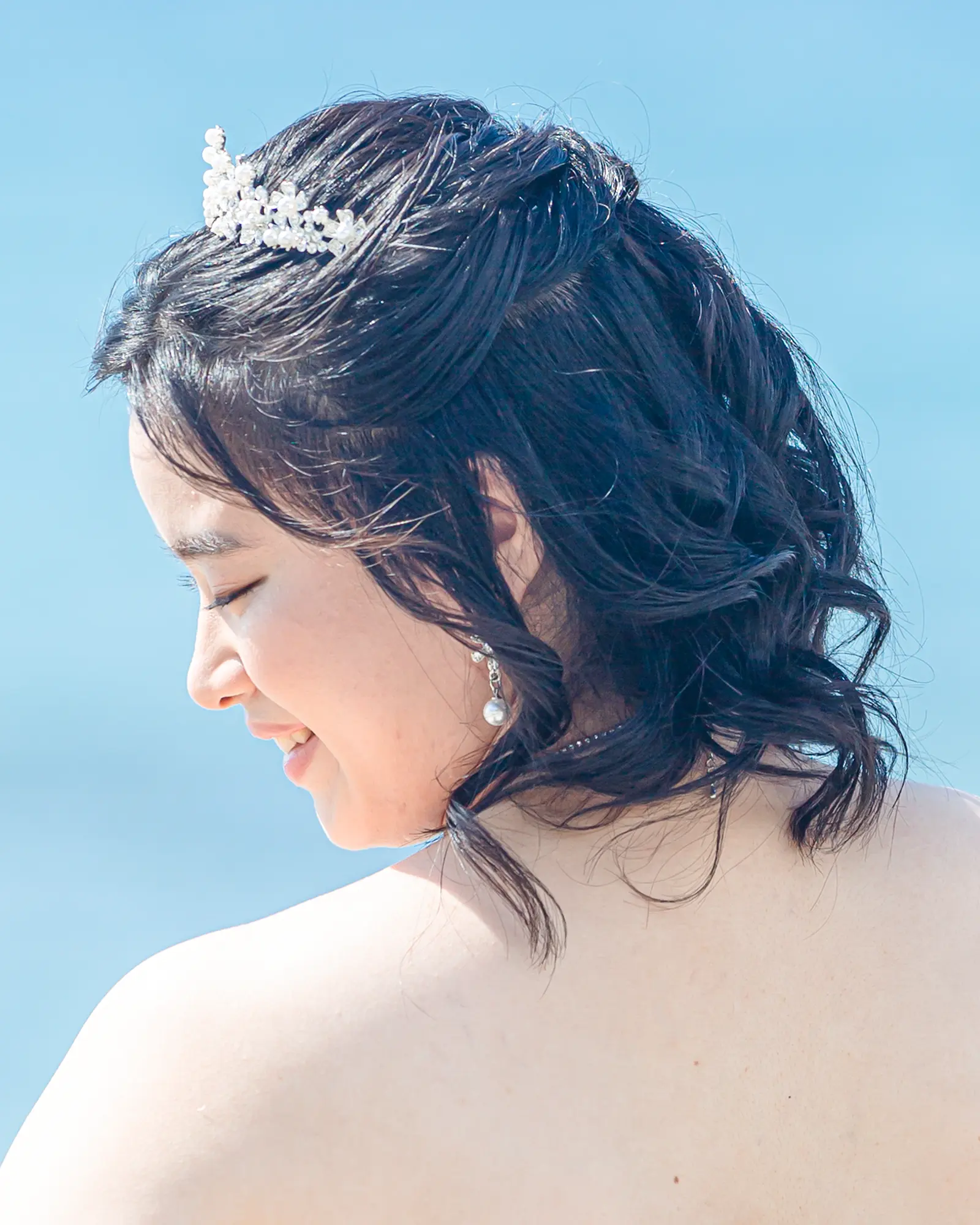 洋装のセミロングヘアをダウンスタイルにし、ティアラ風アクセサリーを合わせた花嫁ヘアスタイル