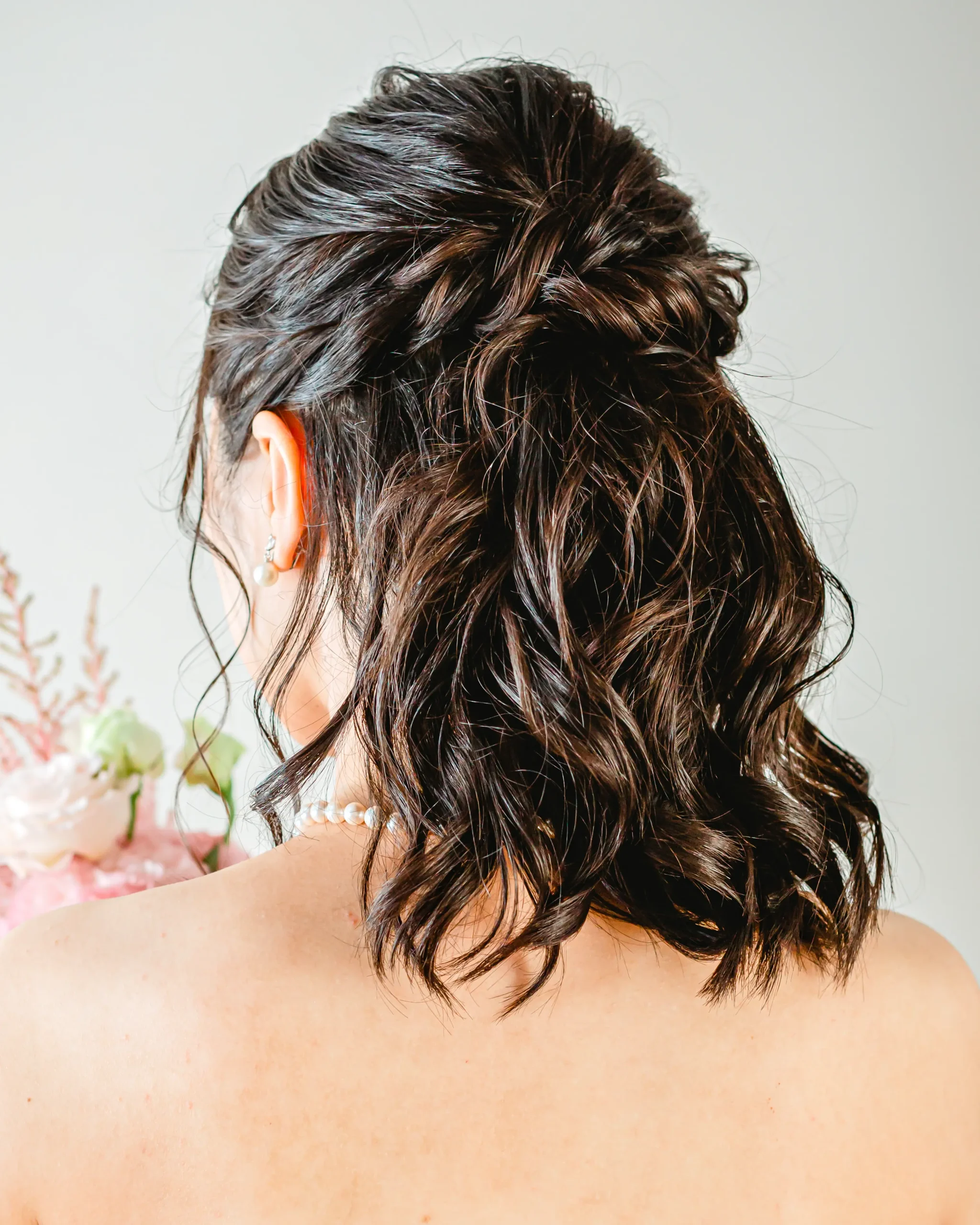 洋装のセミロングヘアをゆるく巻いたハーフアップにした花嫁ヘアスタイル