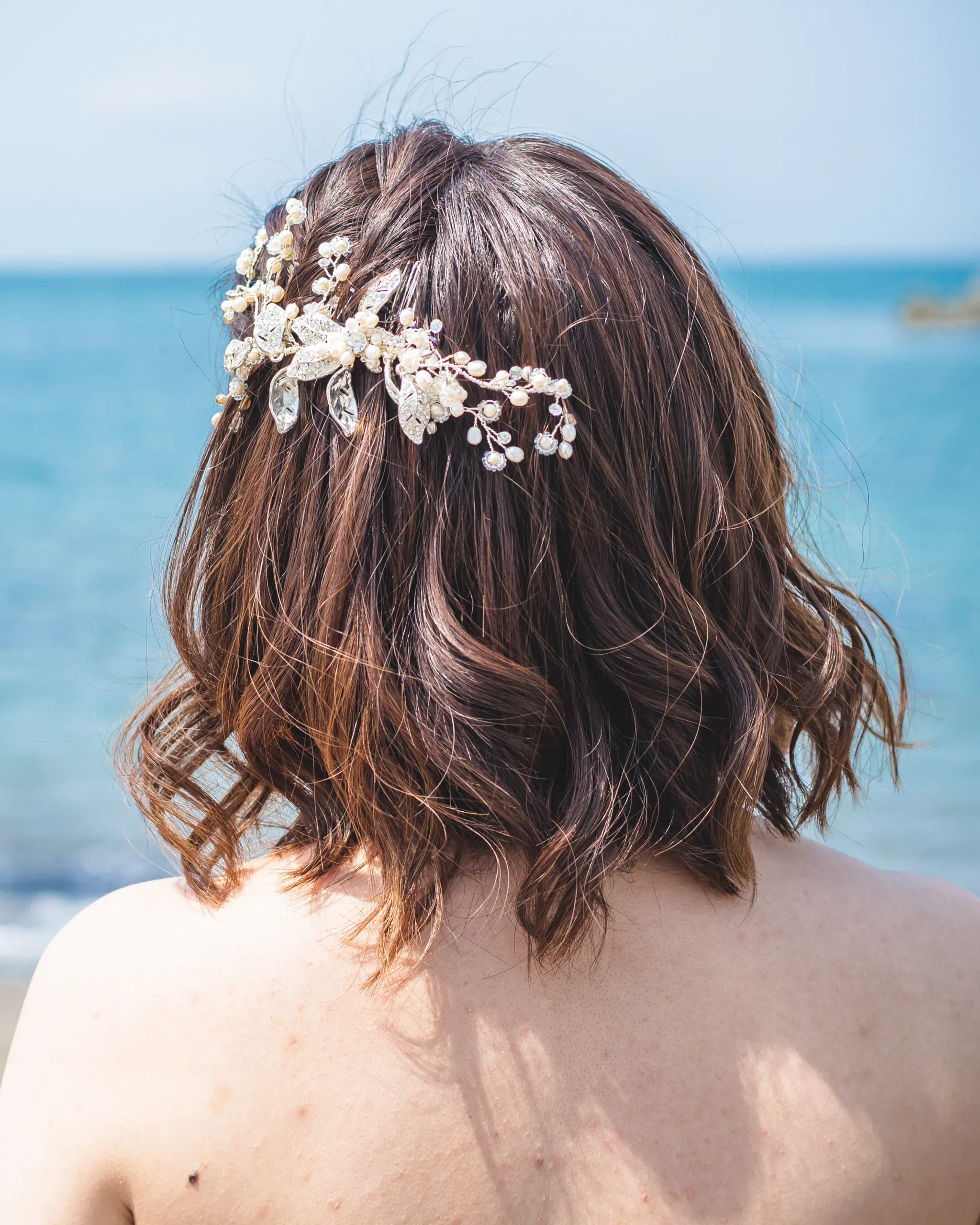 洋装のショートヘアにヘッドドレスを合わせたダウンアレンジのヘアスタイル